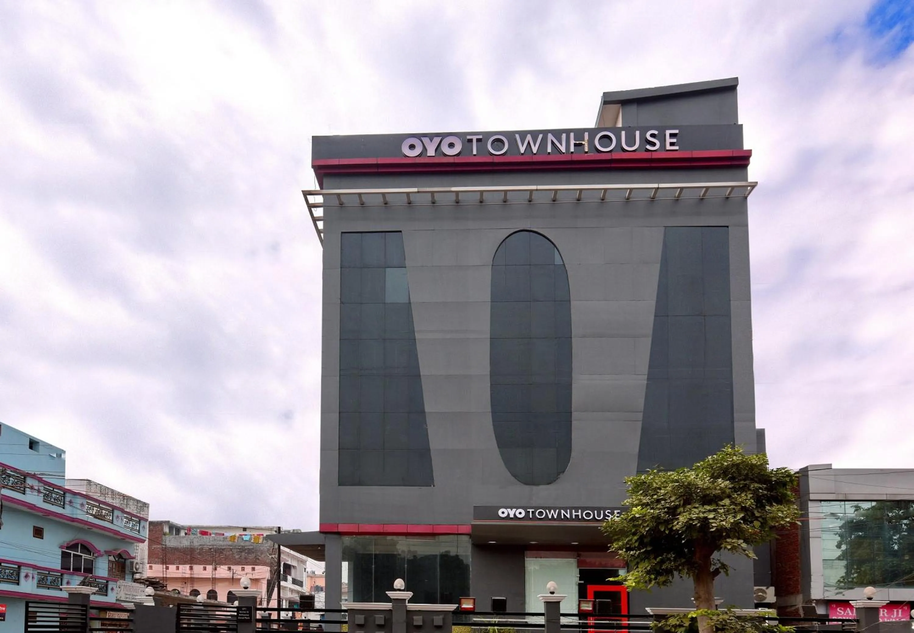 Facade/entrance in Super Townhouse Function Inn Near Chaudhary Charan Singh International Airport