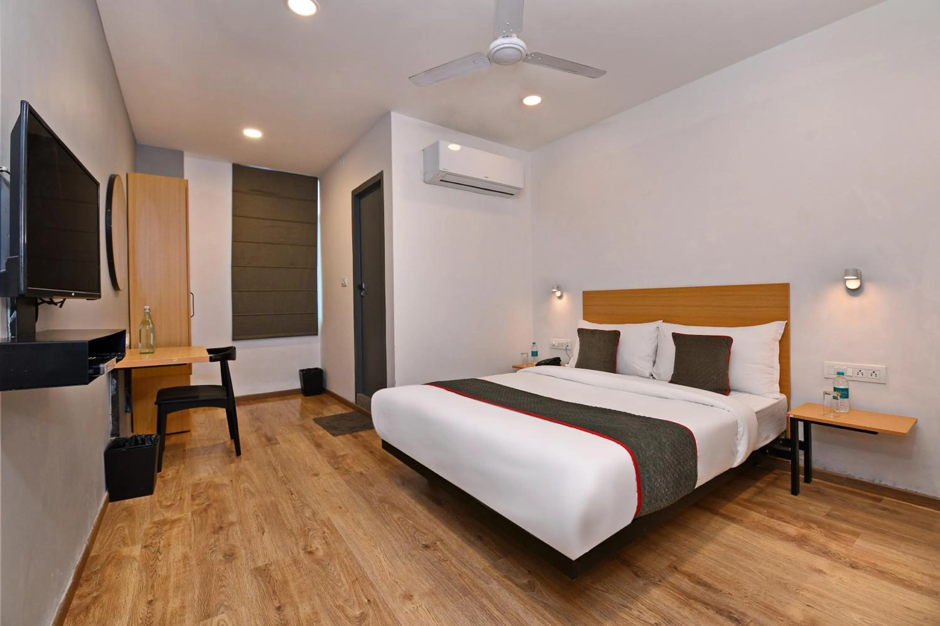 Bedroom in Super Townhouse Function Inn Near Chaudhary Charan Singh International Airport