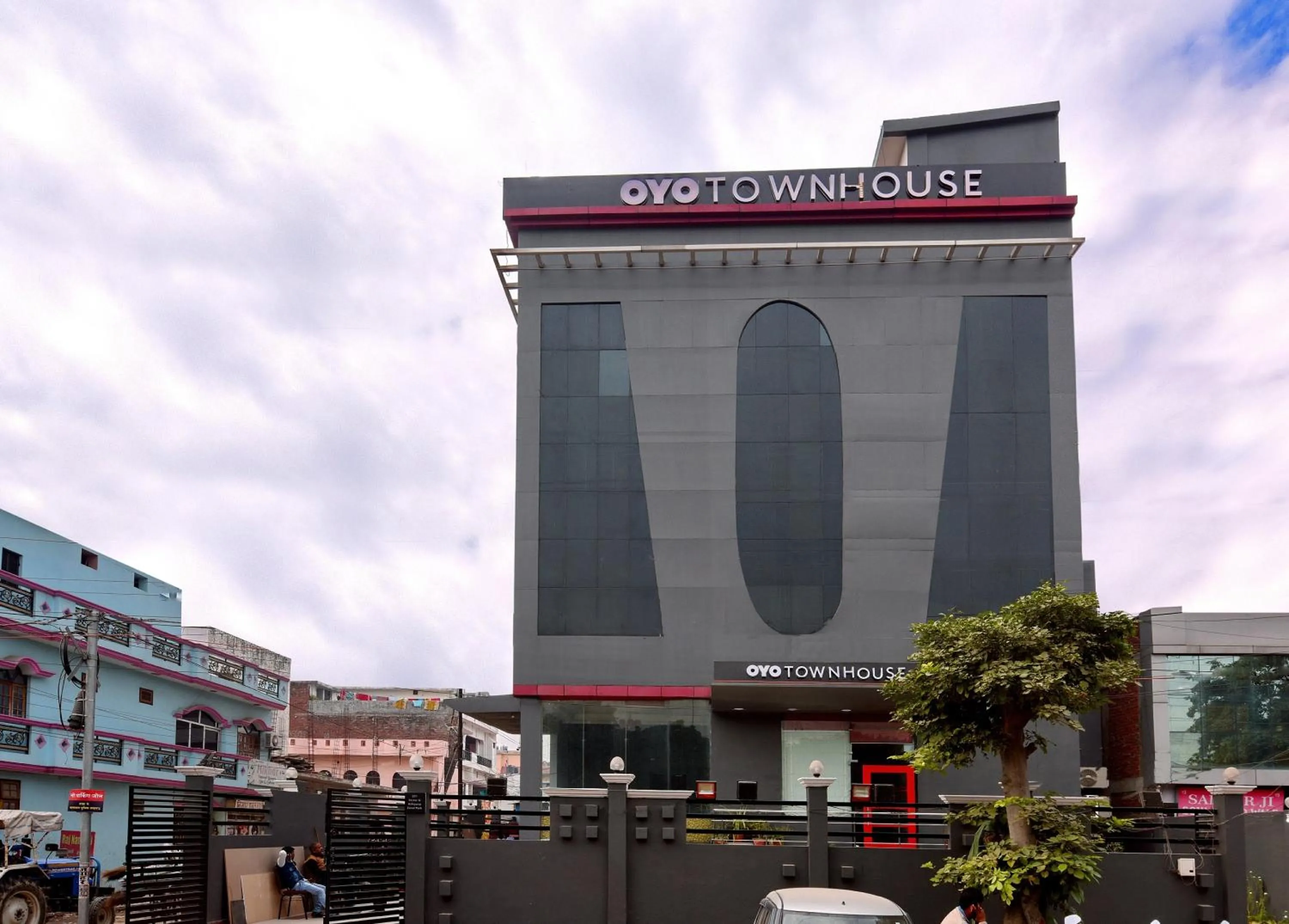 Facade/entrance in Super Townhouse Function Inn Near Chaudhary Charan Singh International Airport