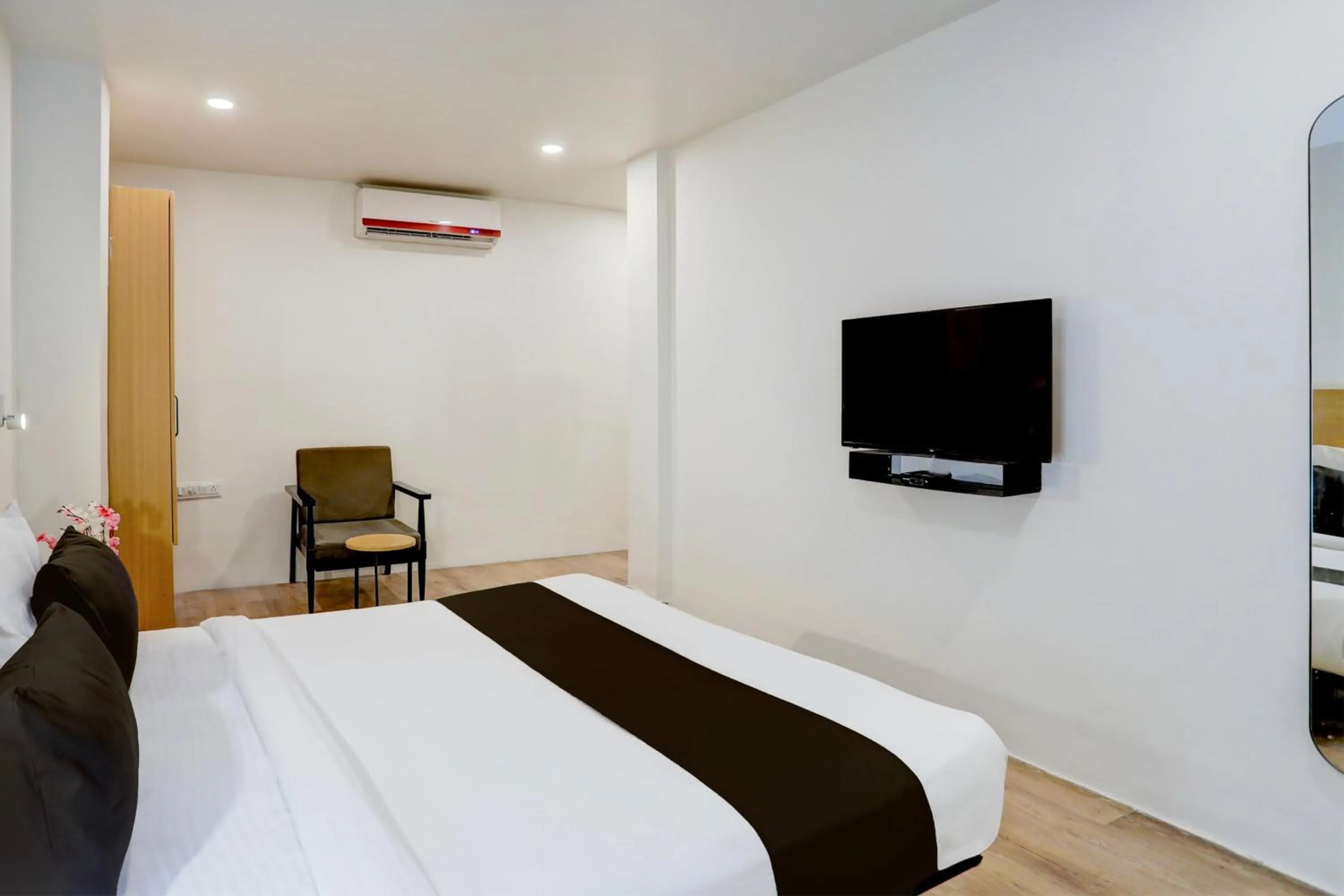 Bedroom, Bed in Super Townhouse Kalmana