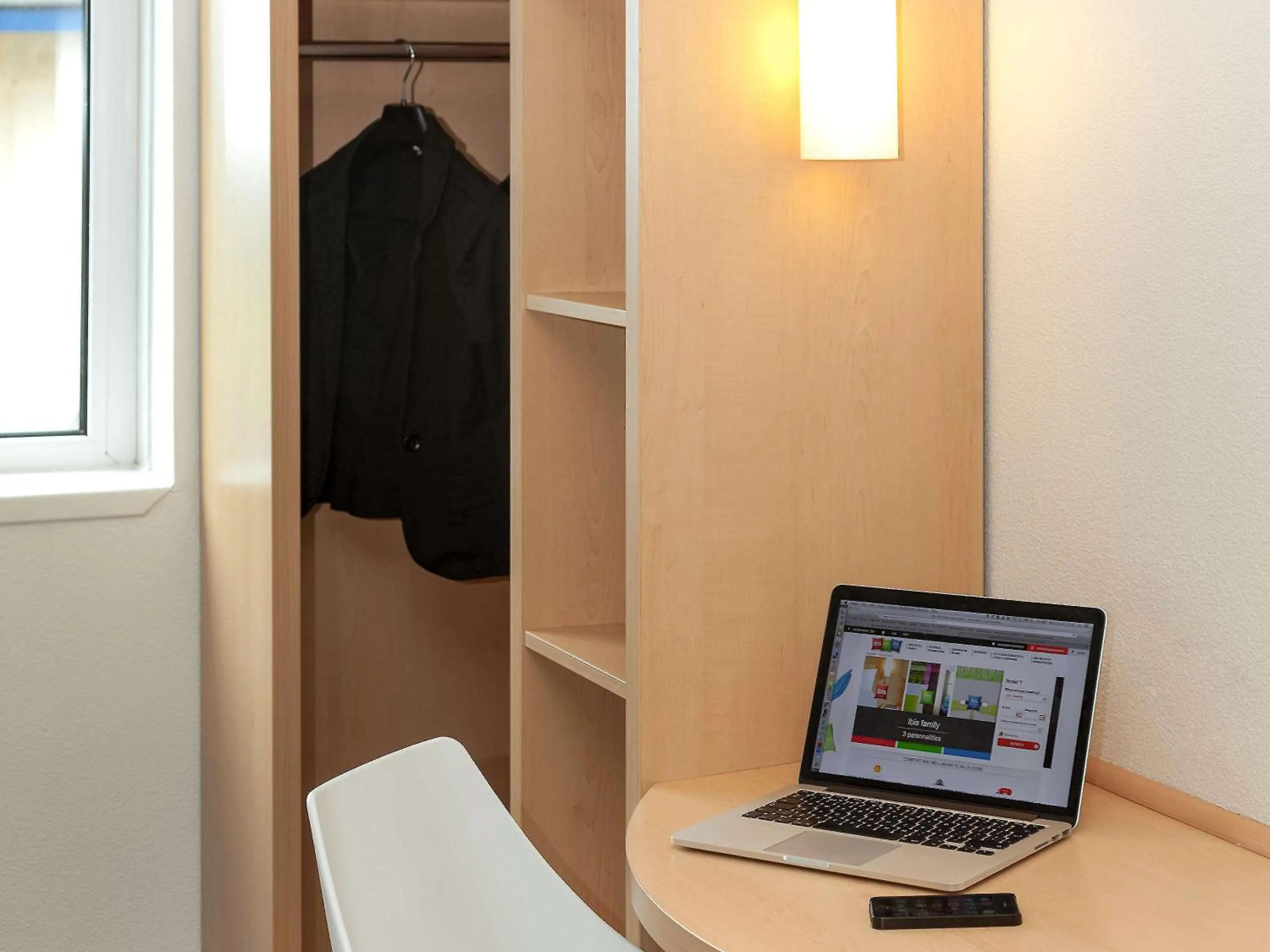 Photo of the whole room, TV/Entertainment Center in Ibis Dublin Hotel