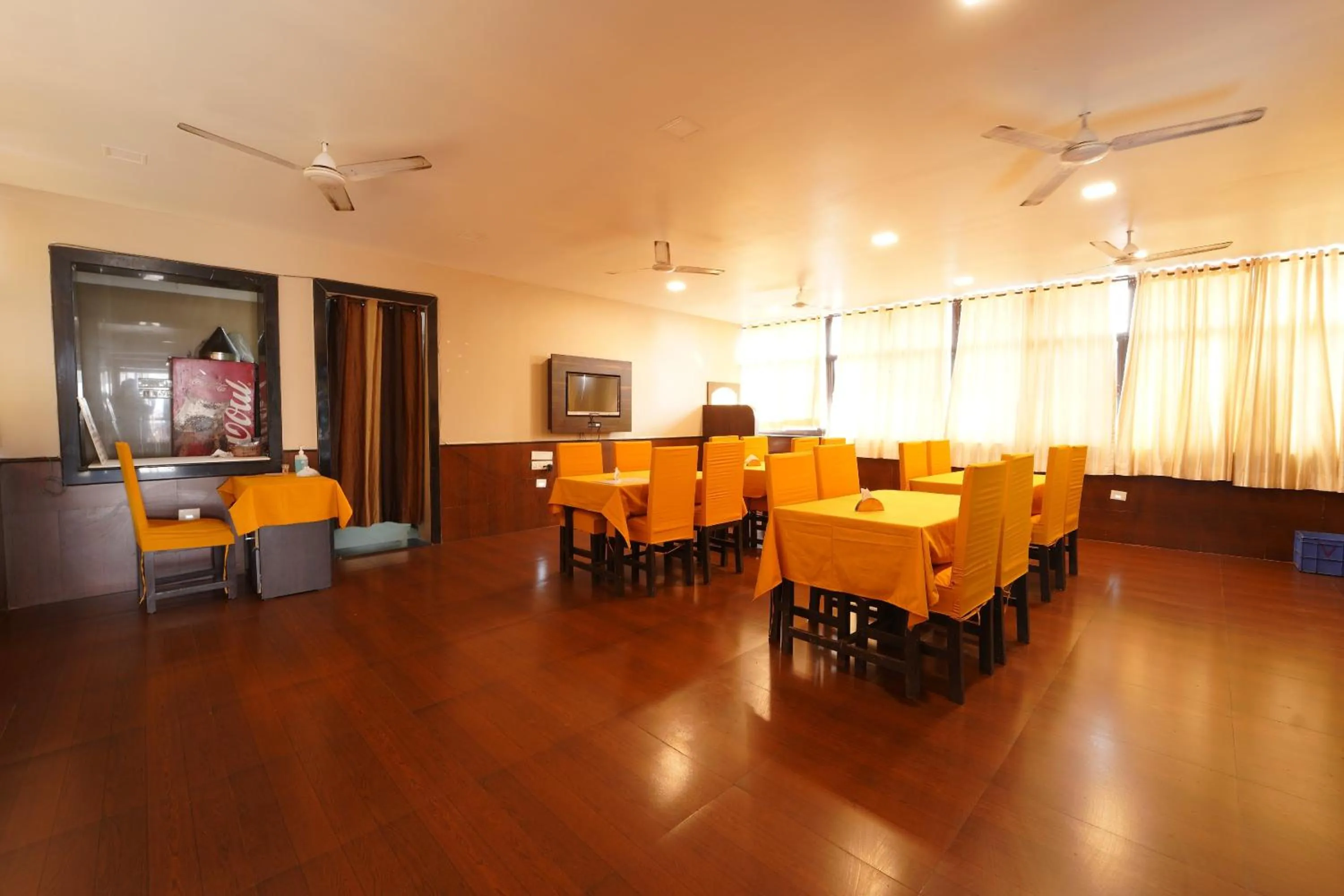Restaurant/places to eat in FabHotel Ocean View Apartment - Dabolim