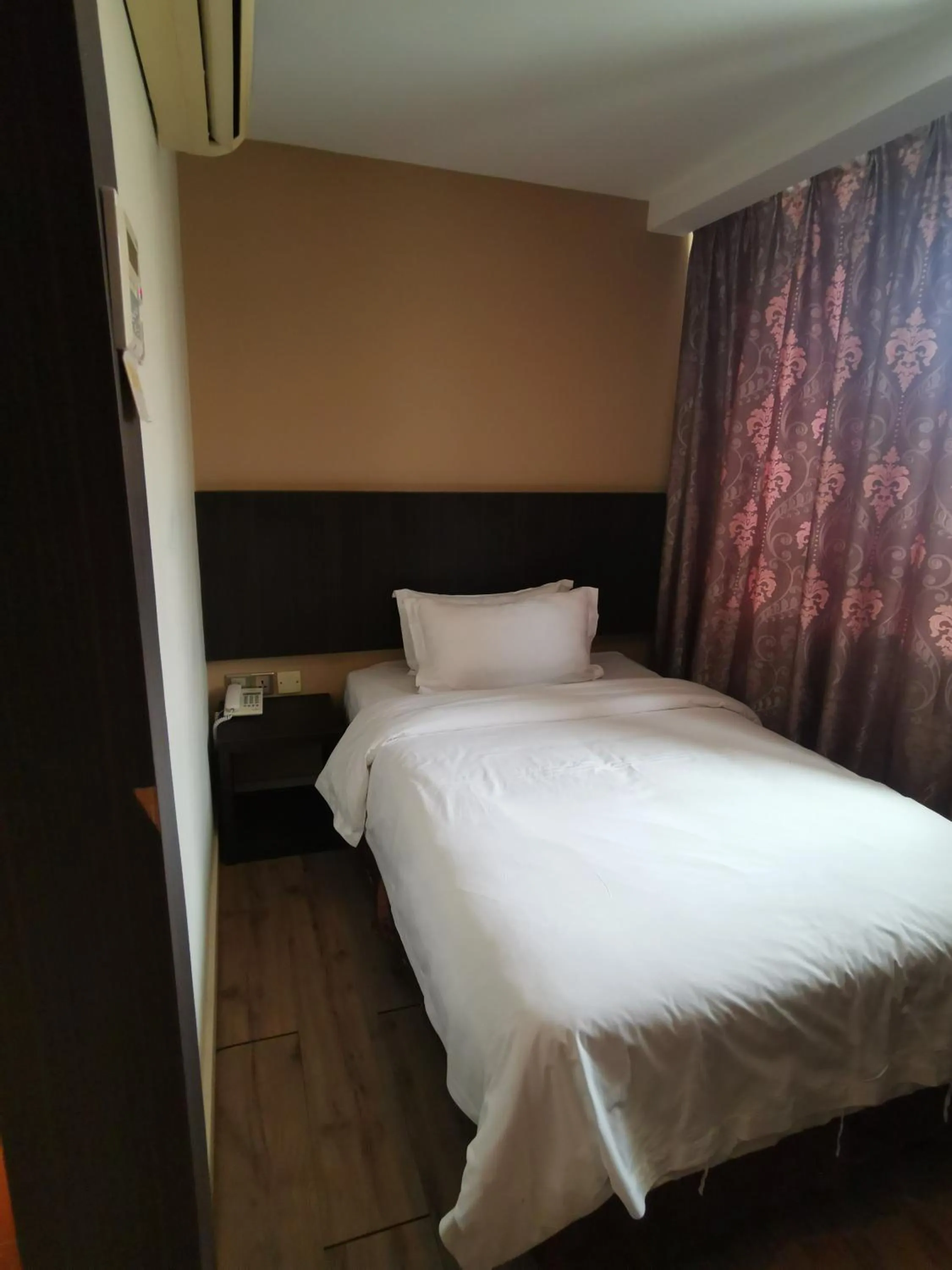 Bed in Hotel De Leon II