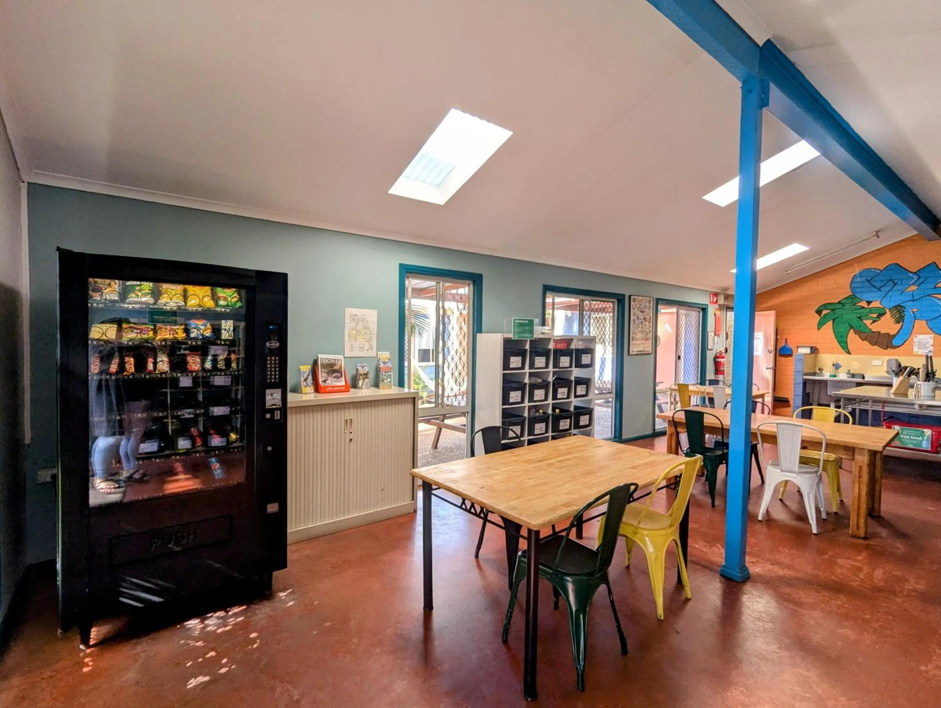 Communal kitchen in Ozzie Pozzie Backpackers