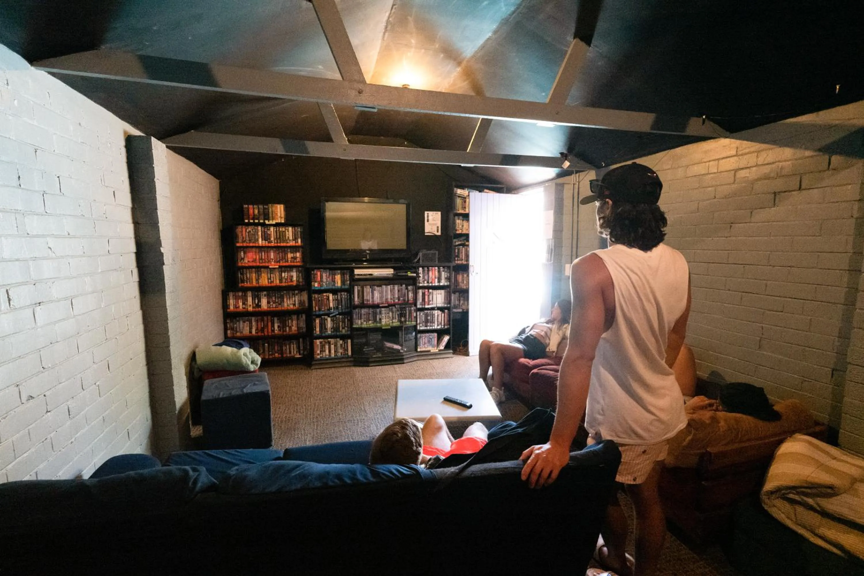 Communal lounge/ TV room in Ozzie Pozzie Backpackers