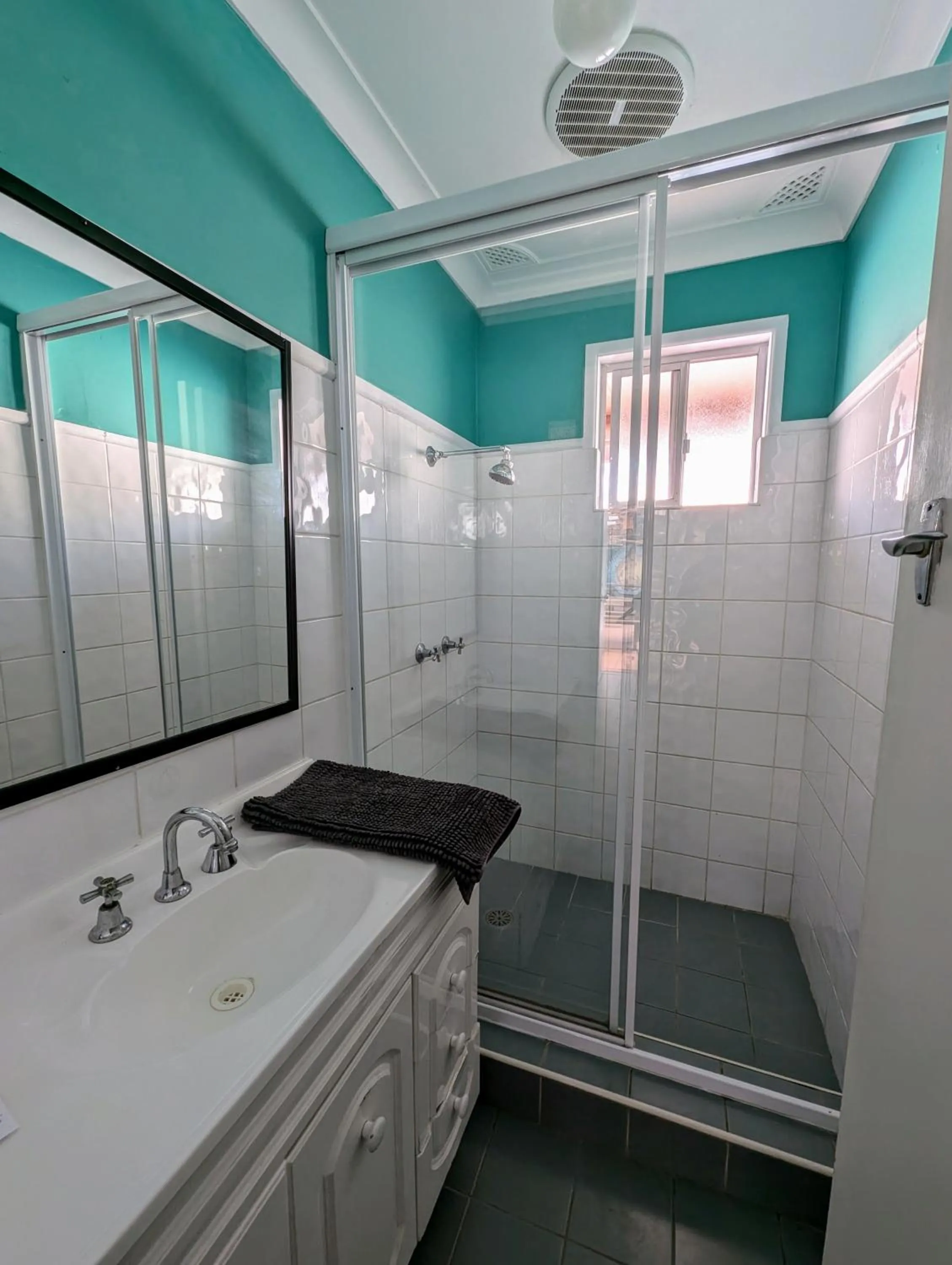 Bathroom in Ozzie Pozzie Backpackers