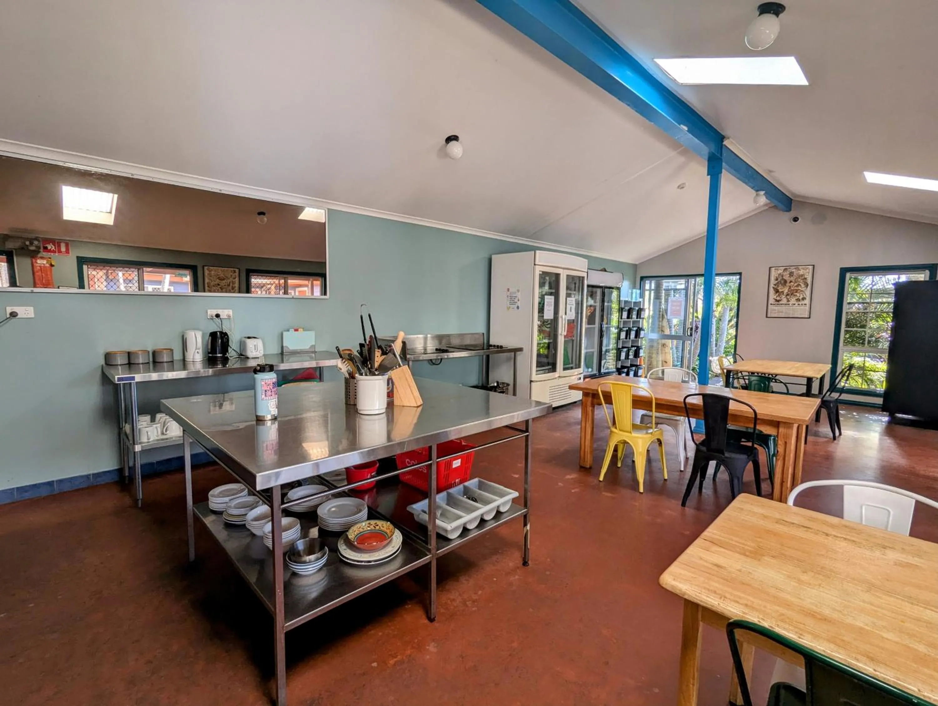Communal kitchen in Ozzie Pozzie Backpackers