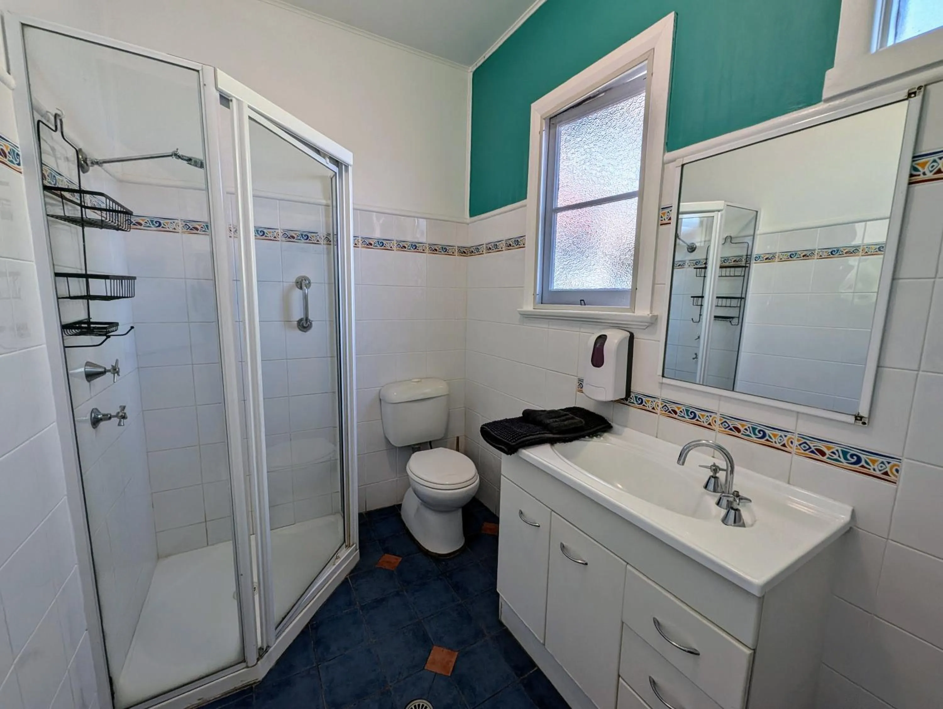 Bathroom in Ozzie Pozzie Backpackers