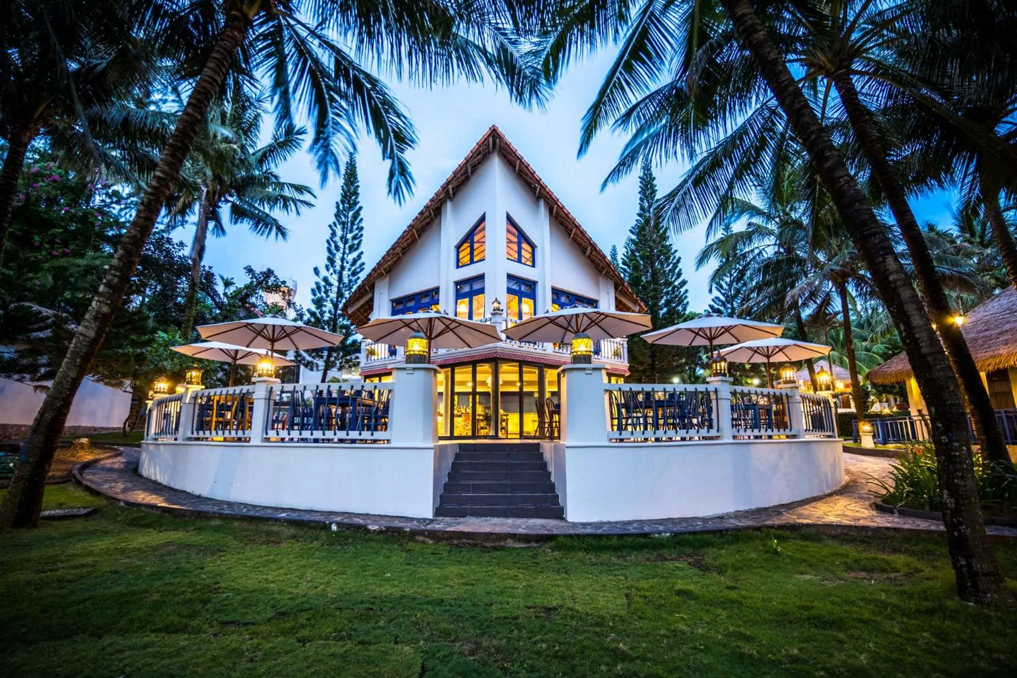 Restaurant/places to eat in L'Azure Resort and Spa