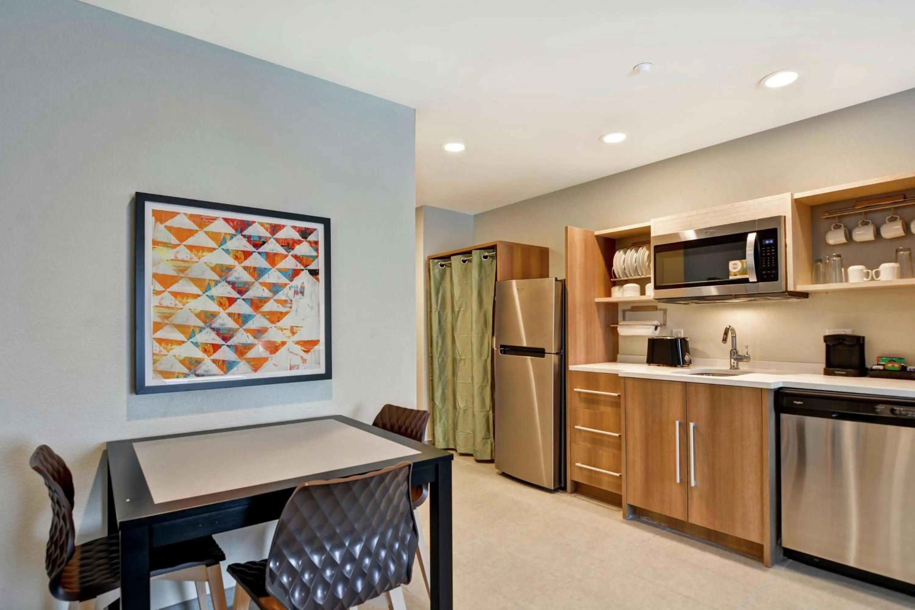 Kitchen or kitchenette in Home2 Suites By Hilton Daytona Beach Speedway