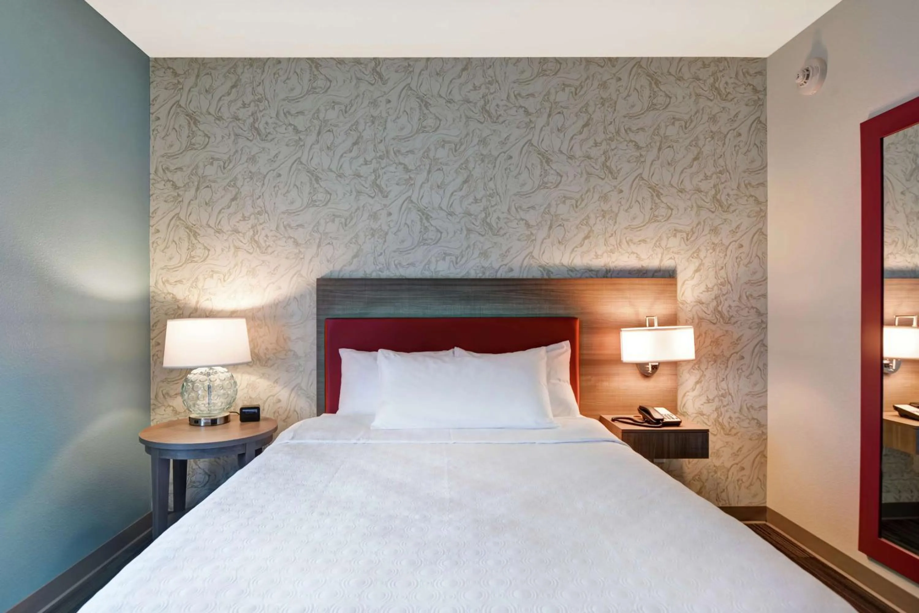 Bed in Home2 Suites By Hilton Daytona Beach Speedway