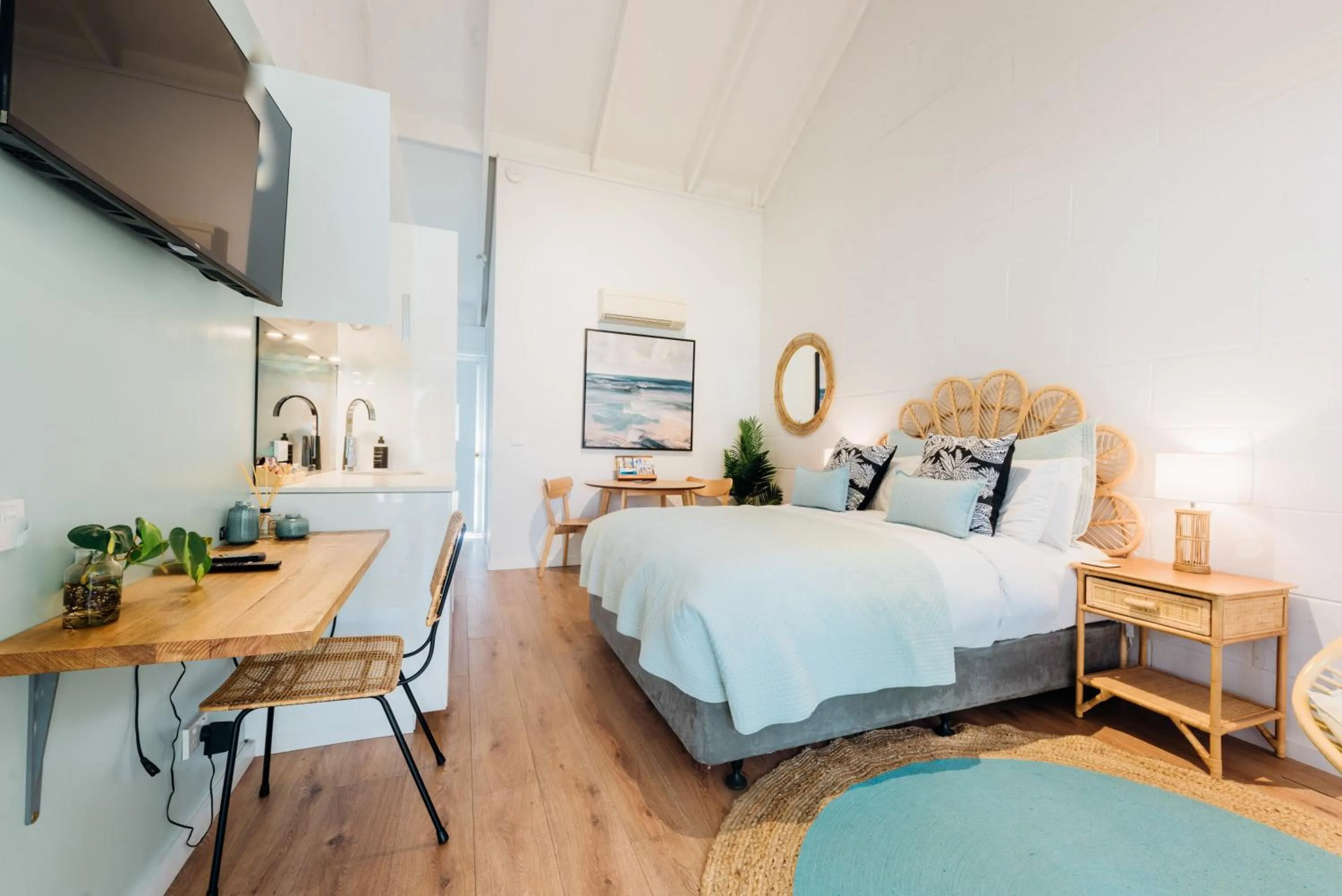 Bed in Port O' Call Motel