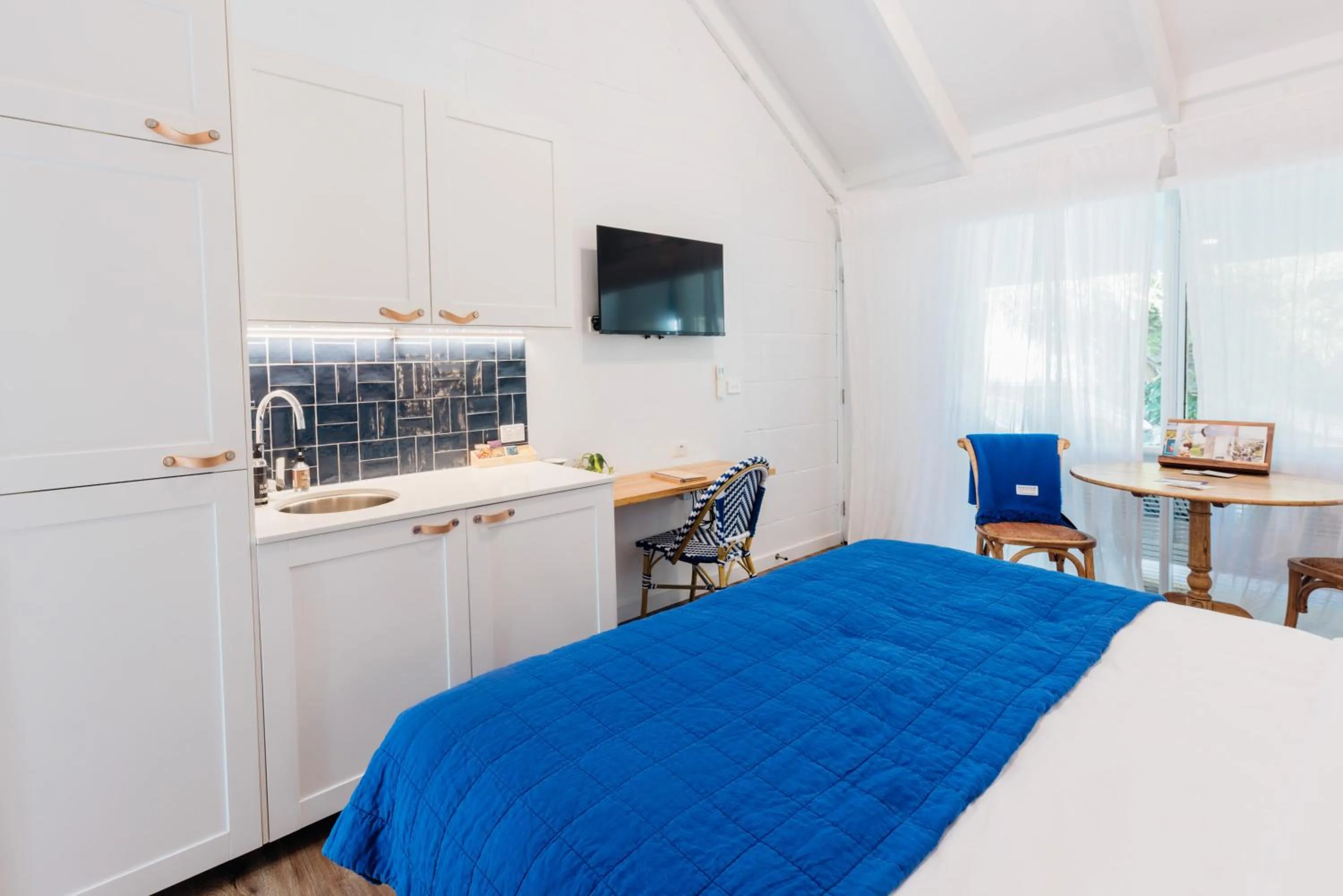 Bed in Port O' Call Motel