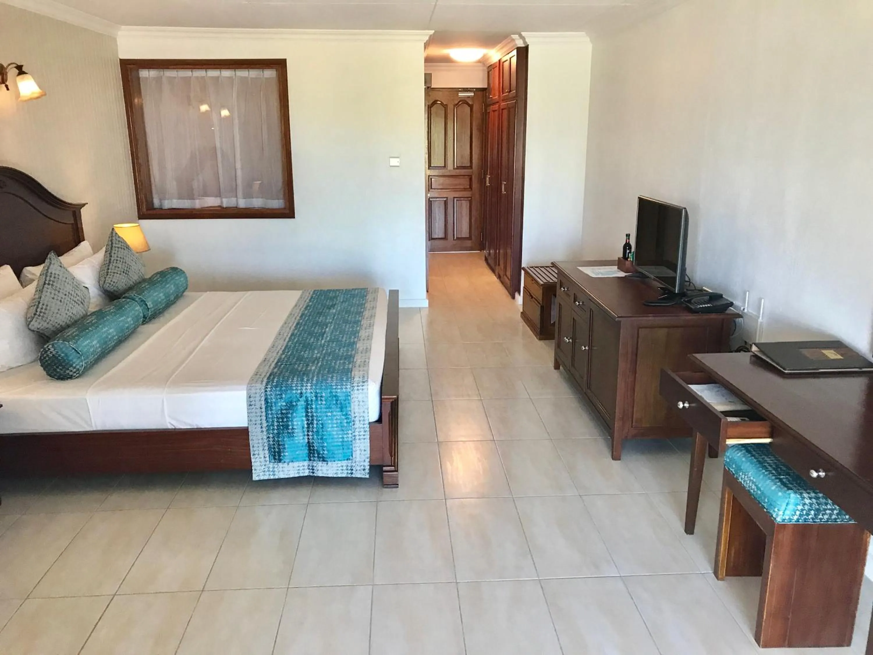 TV and multimedia, Bed in La Digue Island Lodge