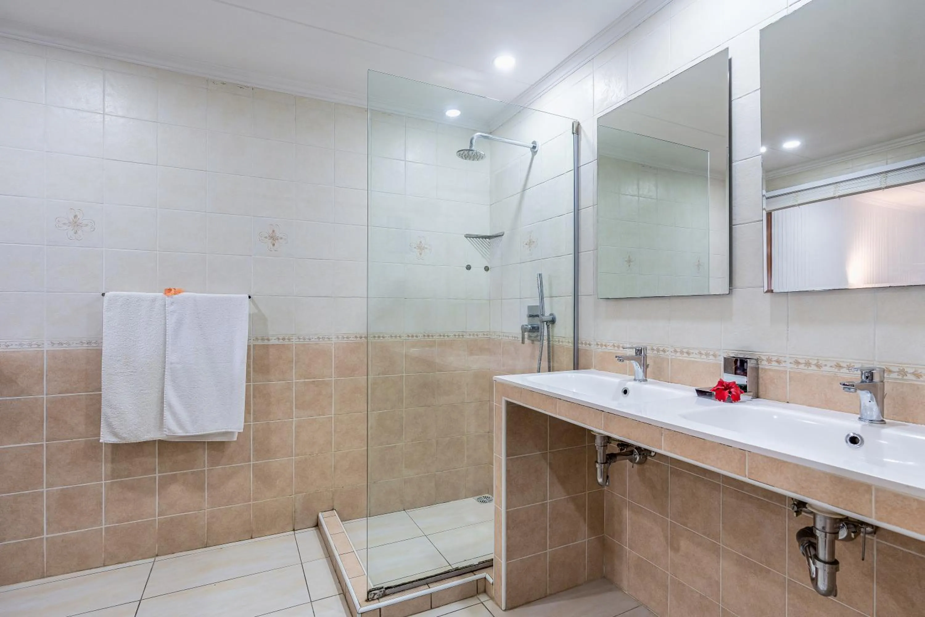 Public Bath in La Digue Island Lodge