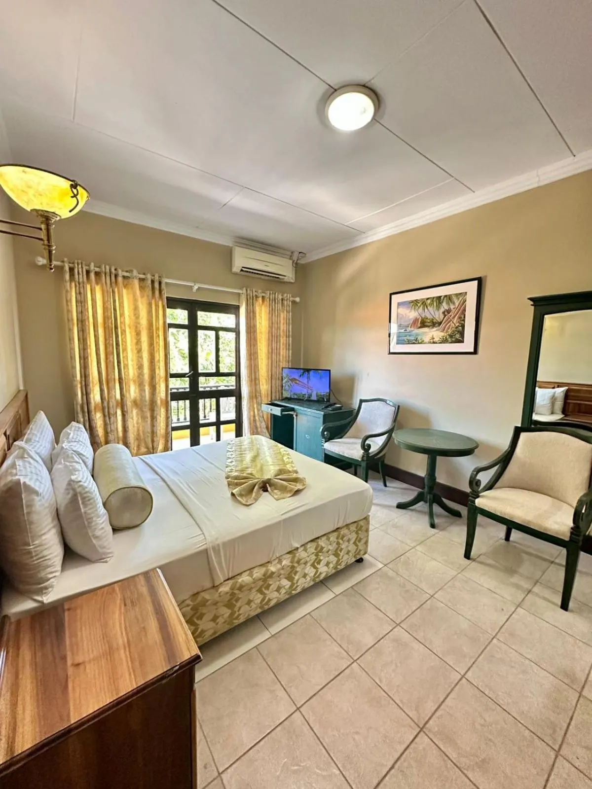 Bed in La Digue Island Lodge