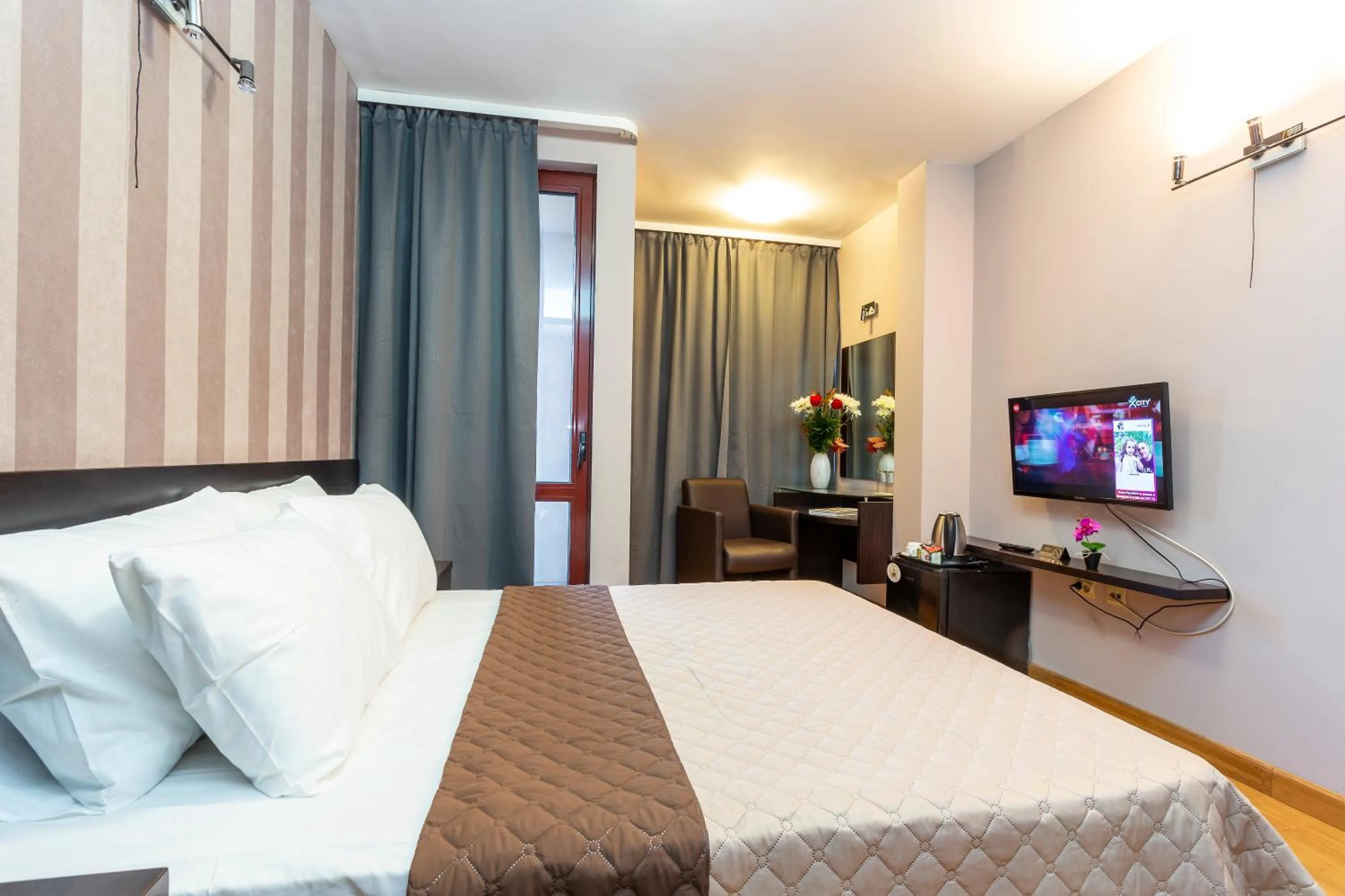 Communal lounge/ TV room, Bed in CityHome Aparthotel