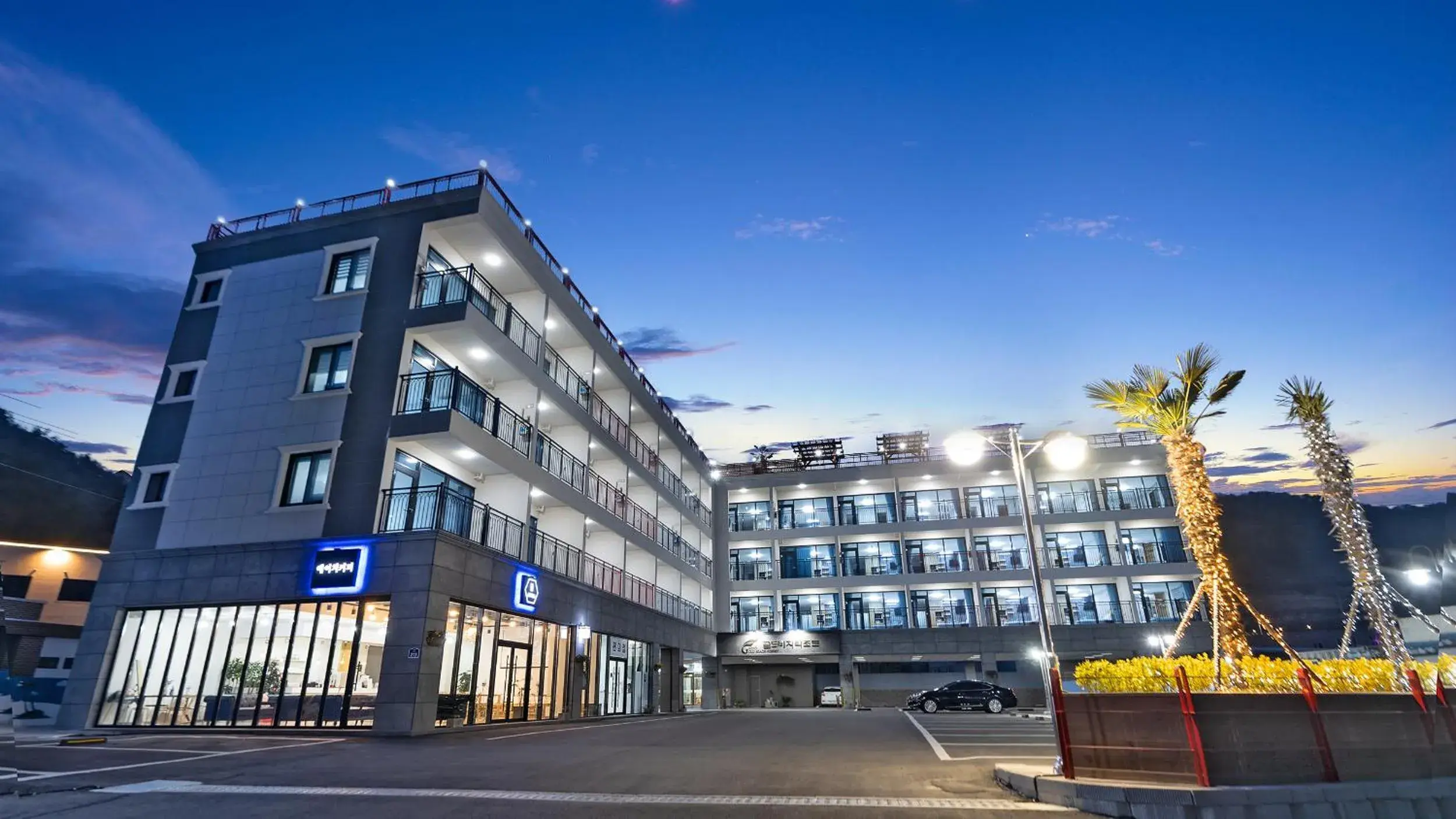 Property Building in Gold Beach Resort Property Building in Gold Beach Resort