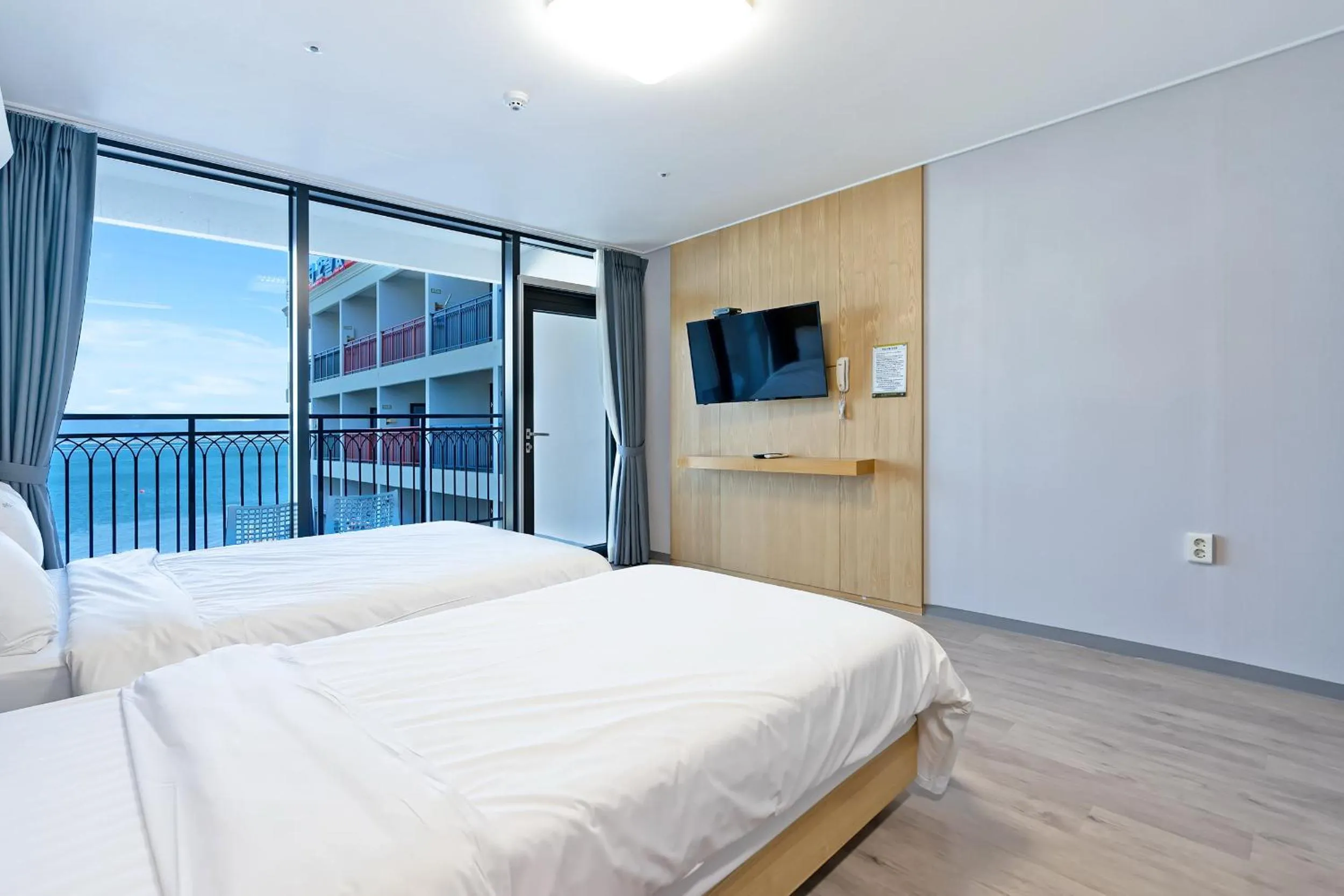 Bed in Gold Beach Resort