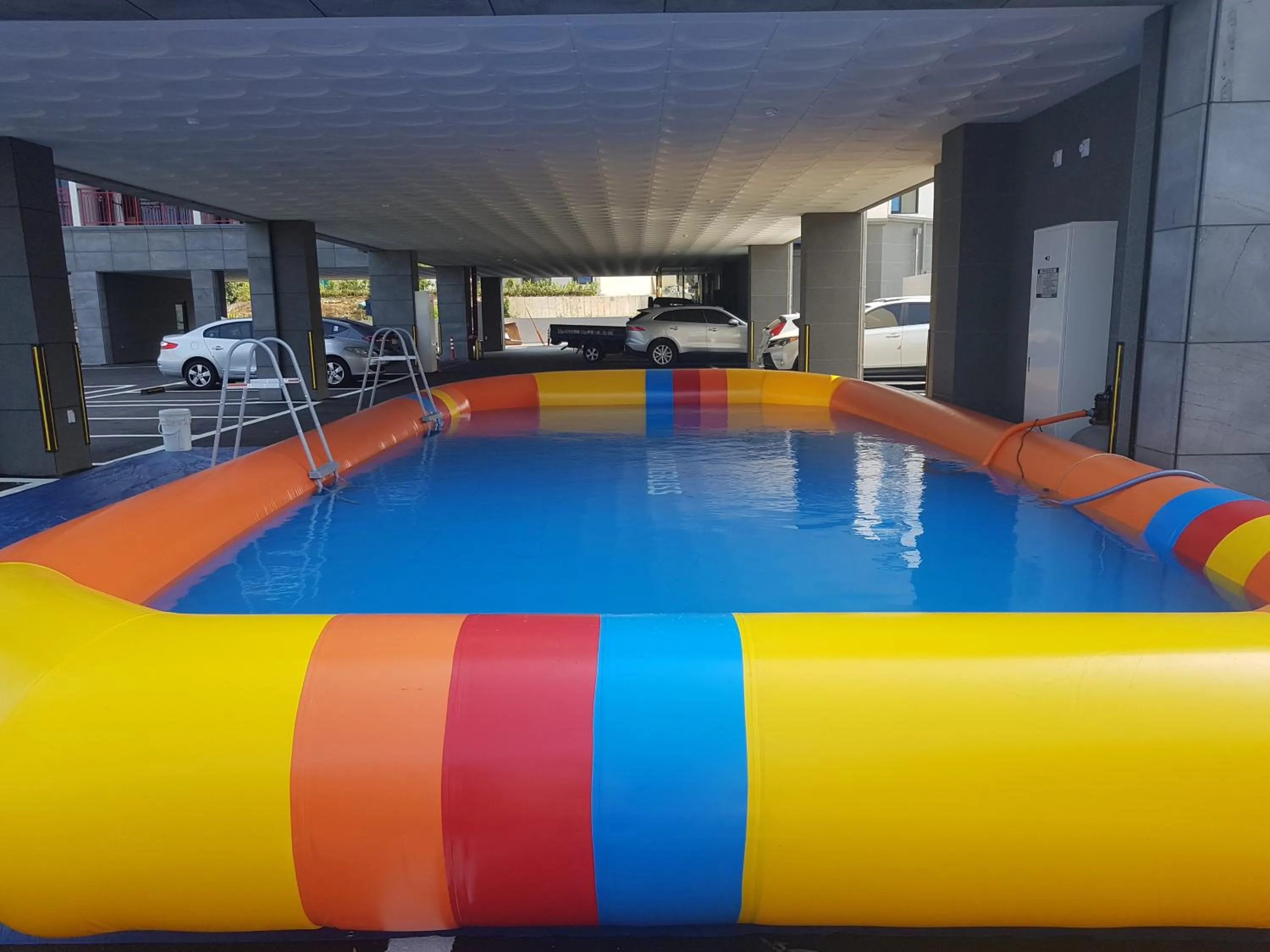 Swimming pool in Gold Beach Resort