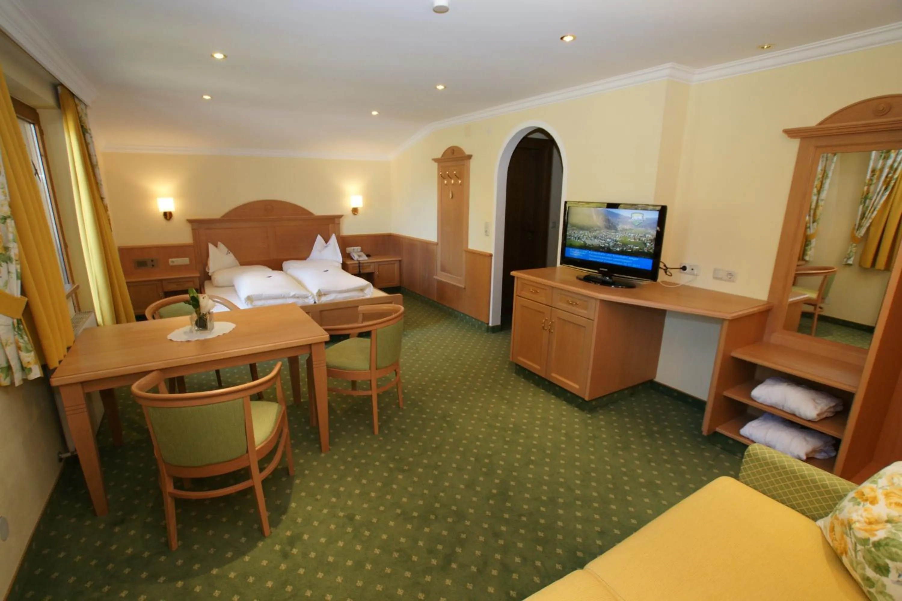 Photo of the whole room, Bed in Hotel Garni Erler