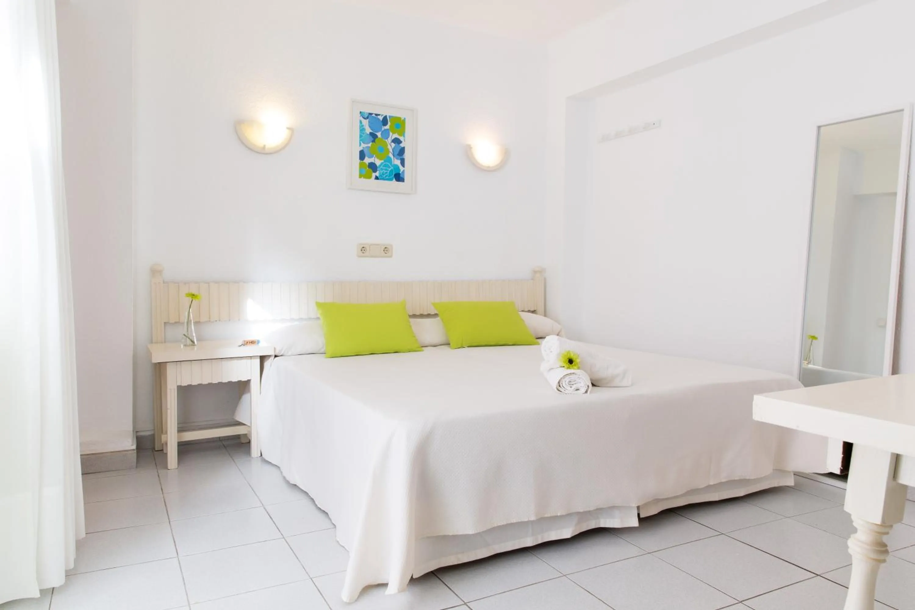 Photo of the whole room, Bed in Garau Petit Hotel