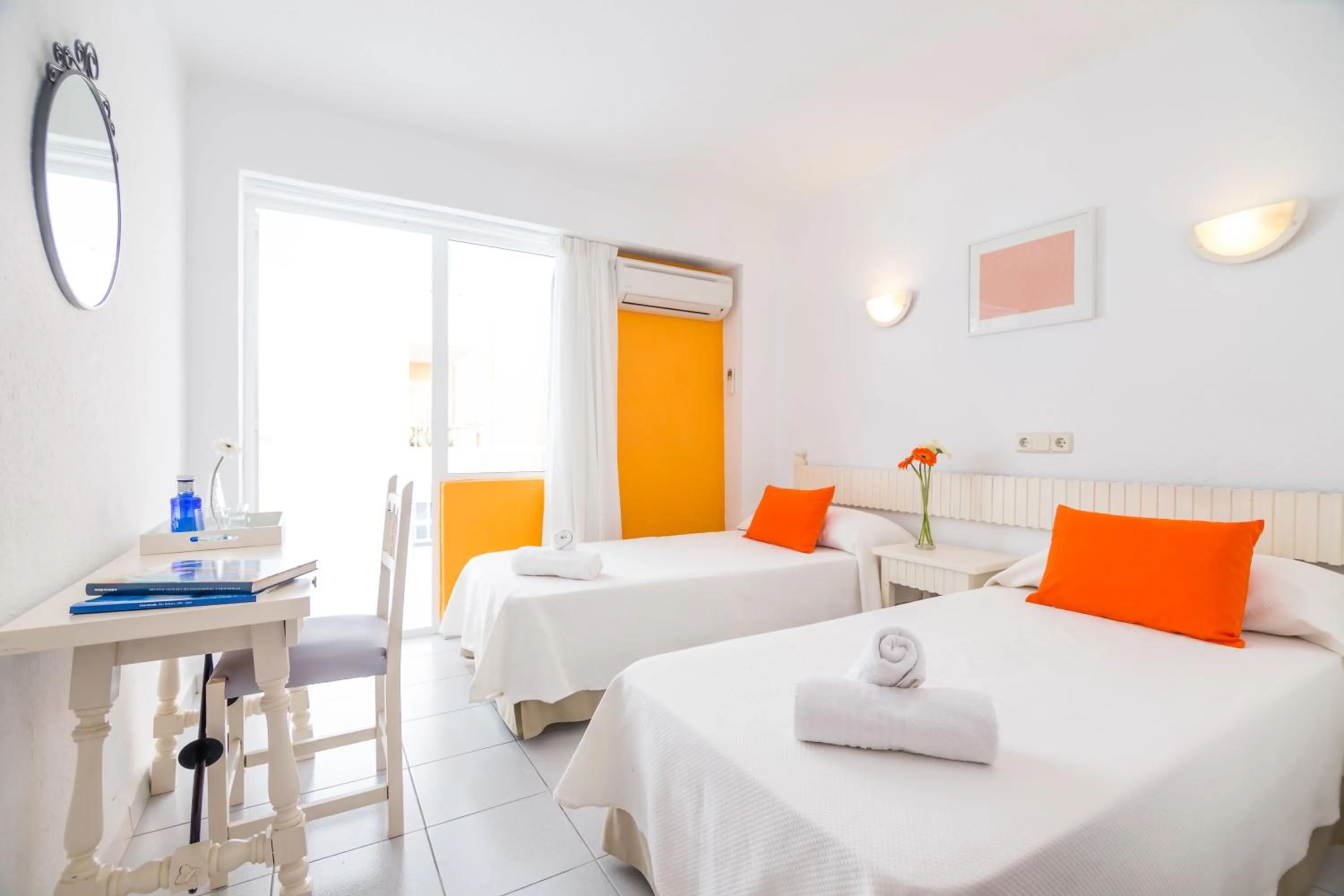 Photo of the whole room, Bed in Garau Petit Hotel