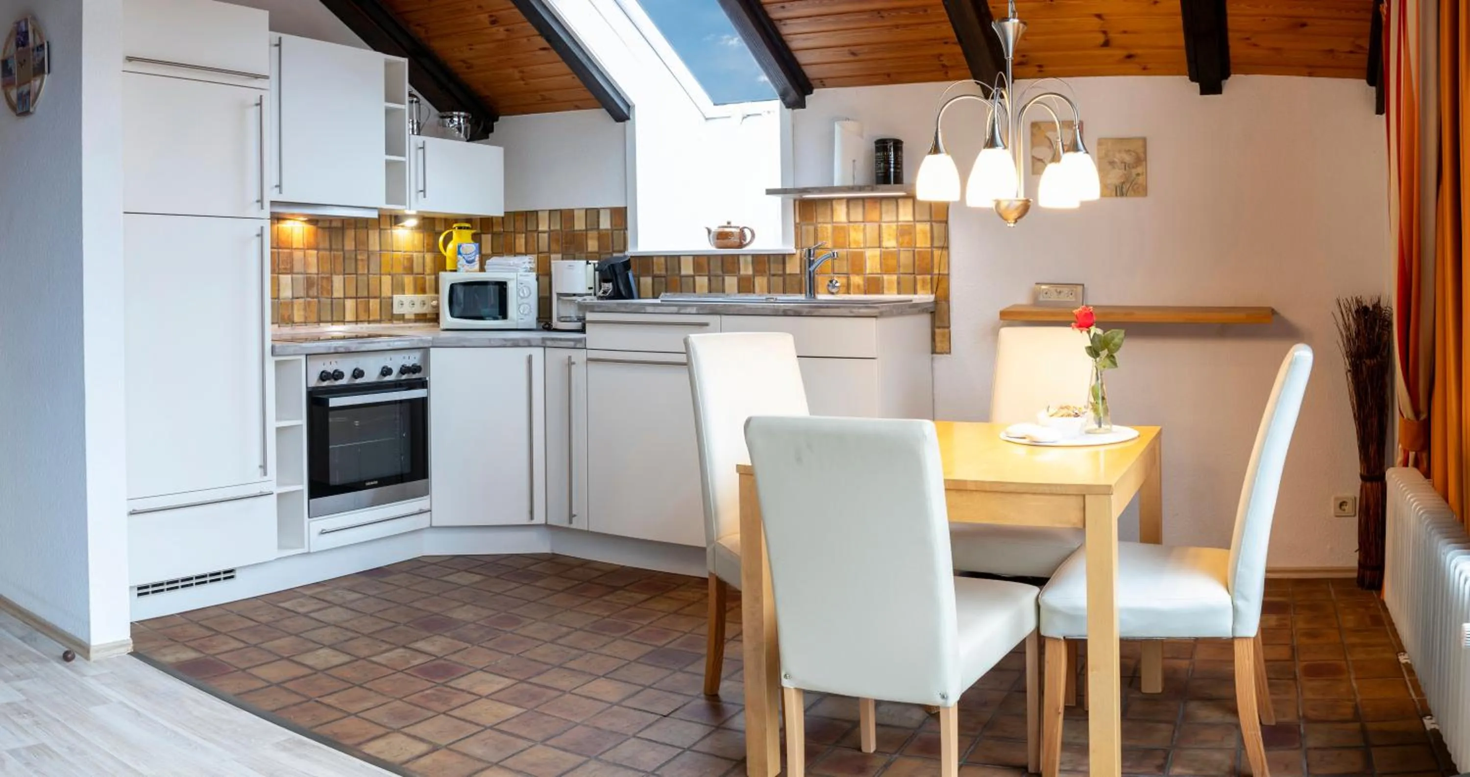 Dining area in Haus Roseneck mit gratis Zugang zur Jod-Sole-Therme