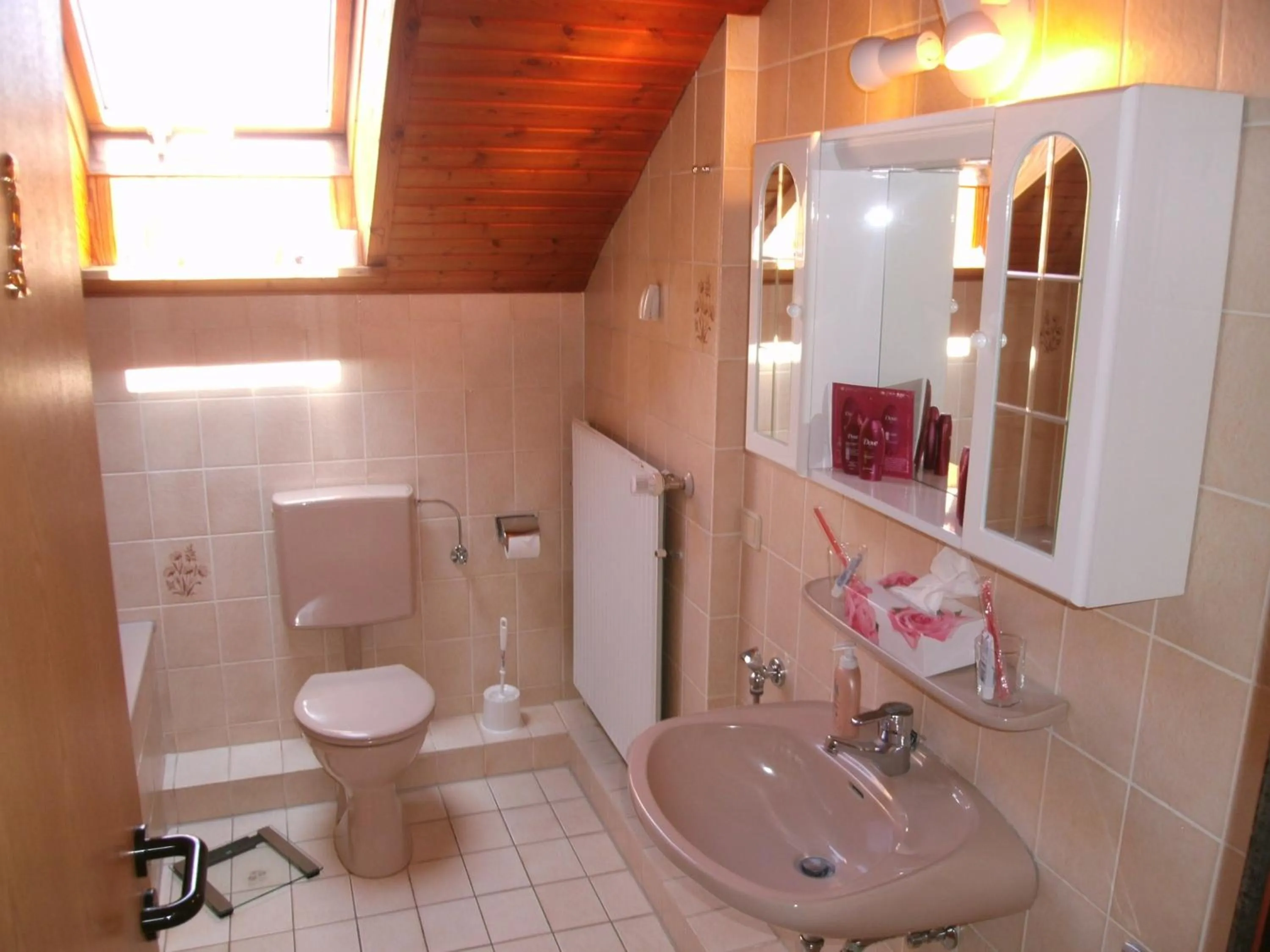 Bathroom in Haus Roseneck mit gratis Zugang zur Jod-Sole-Therme