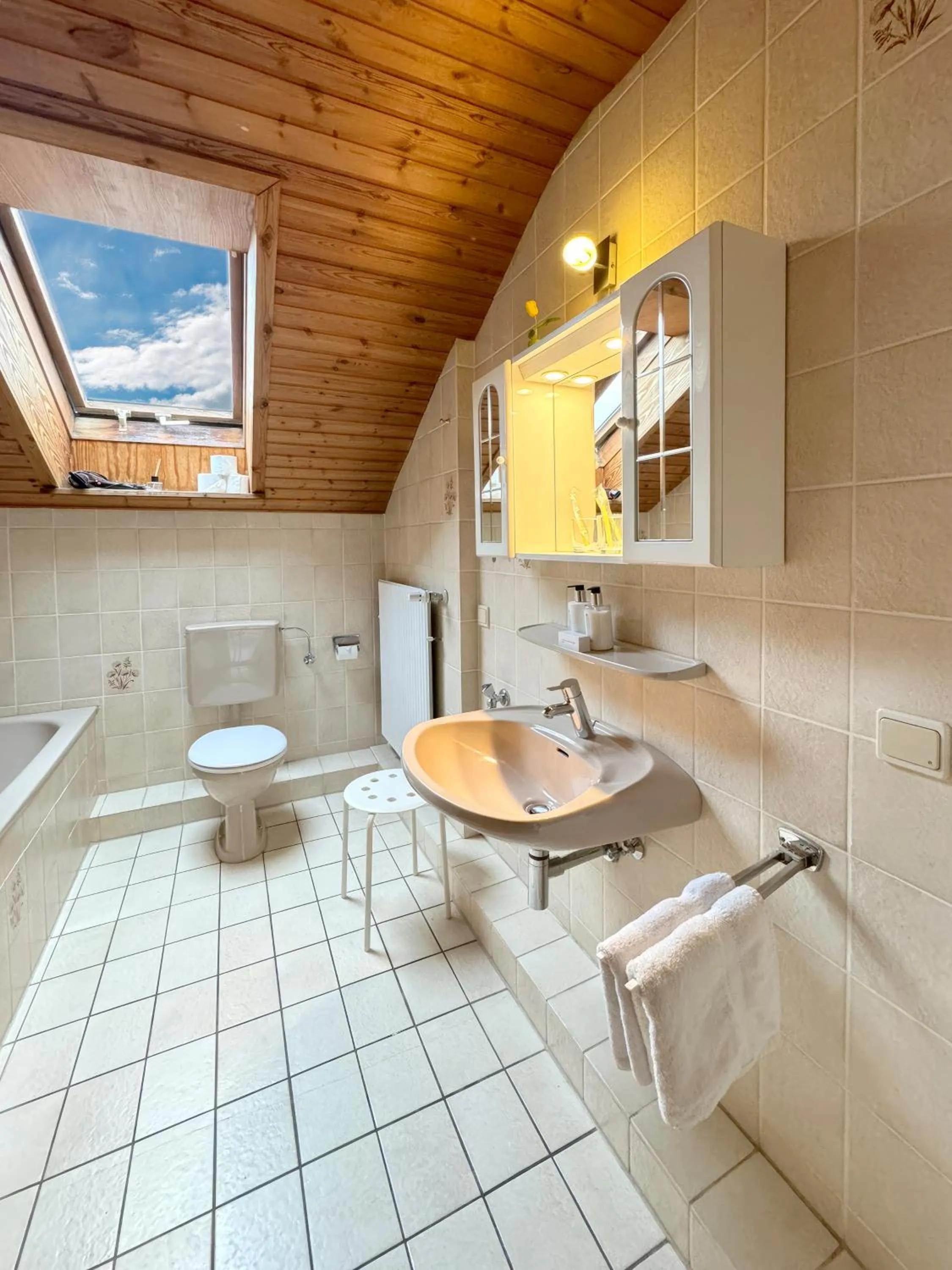 Bathroom in Haus Roseneck mit gratis Zugang zur Jod-Sole-Therme