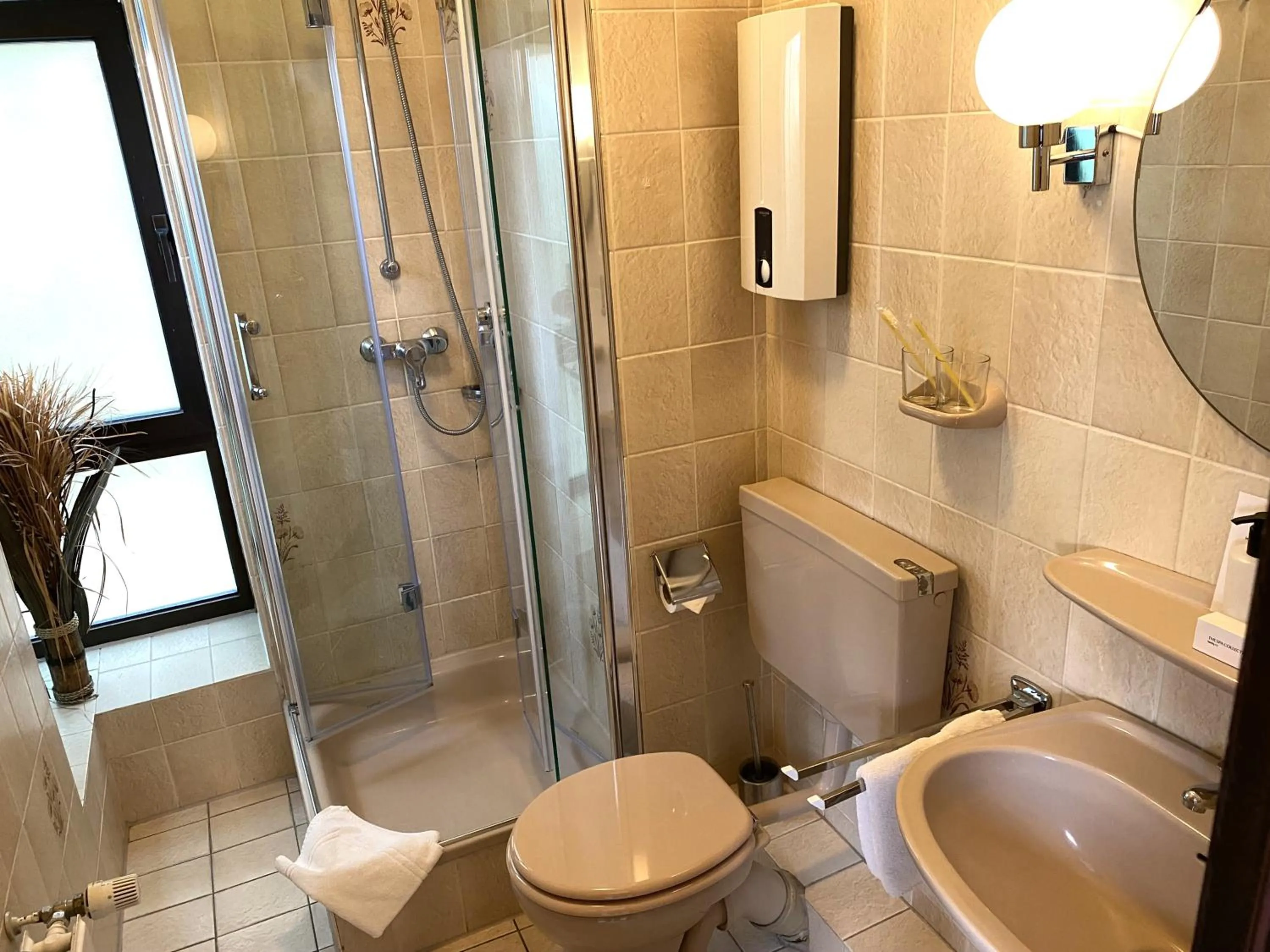 Bathroom in Haus Roseneck mit gratis Zugang zur Jod-Sole-Therme