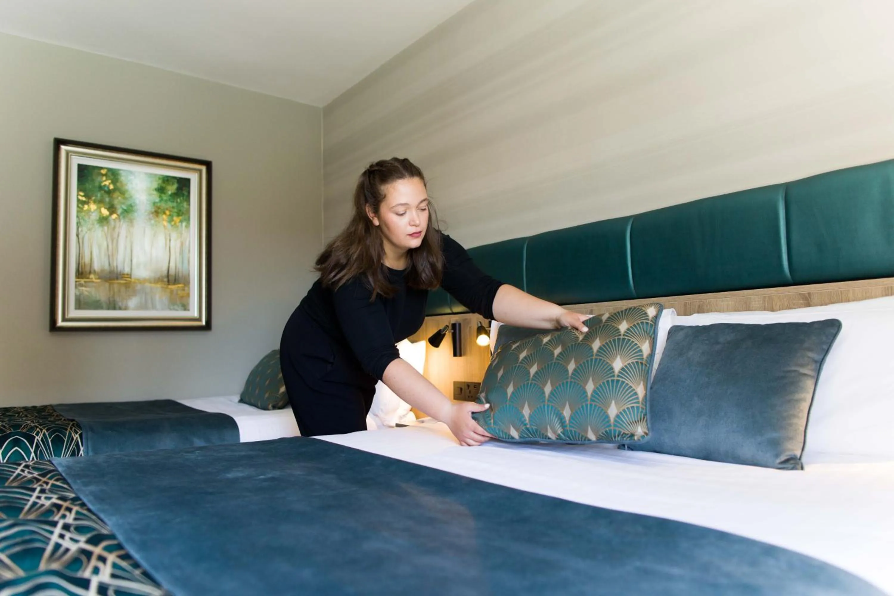 Property building, Bed in Scott's Hotel