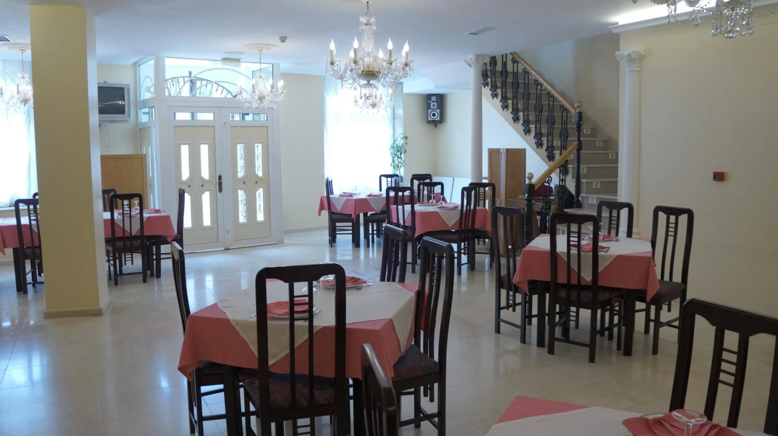 Restaurant/places to eat in Hotel Larry