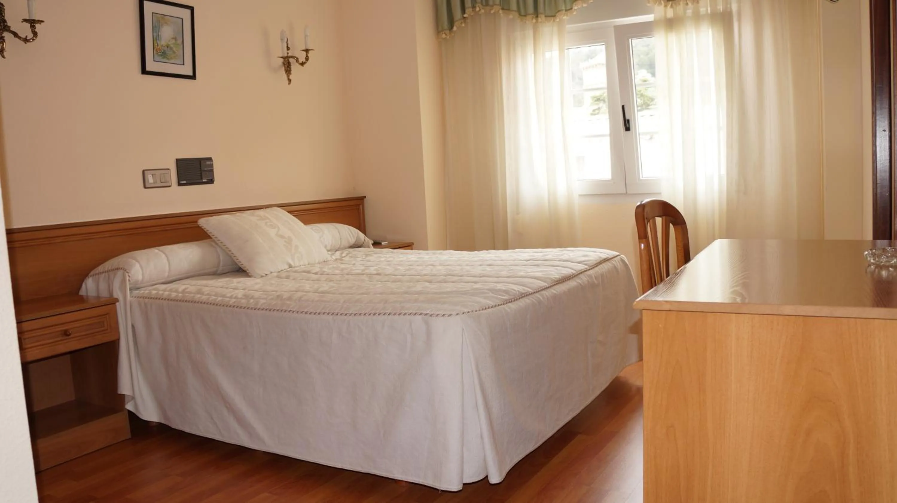 Photo of the whole room, Bed in Hotel Larry