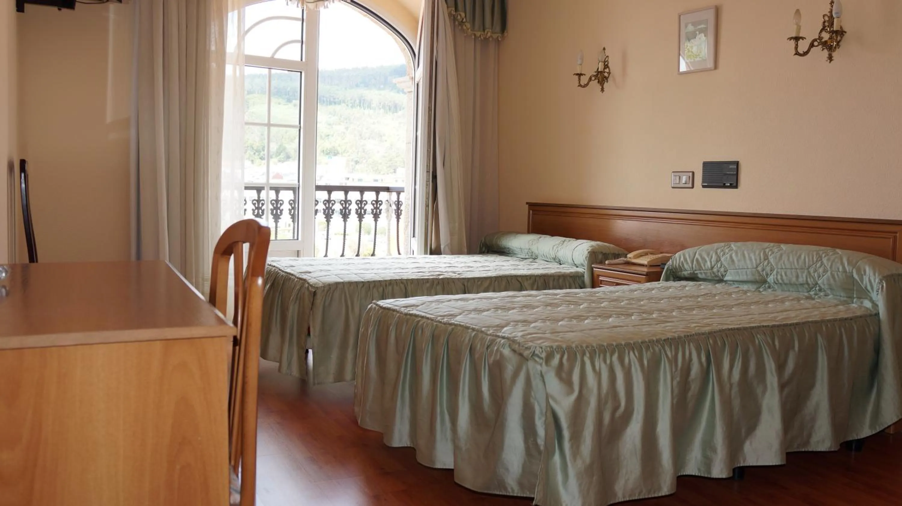 Photo of the whole room, Bed in Hotel Larry