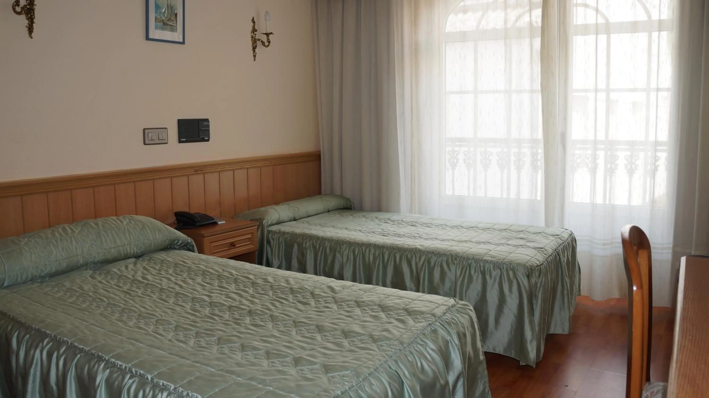 Photo of the whole room, Bed in Hotel Larry