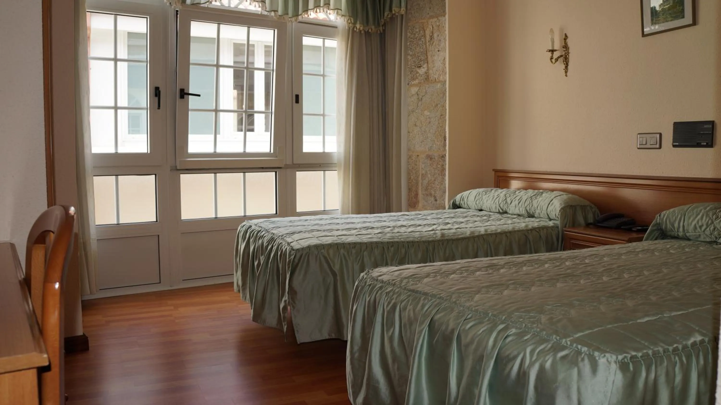 Photo of the whole room, Bed in Hotel Larry