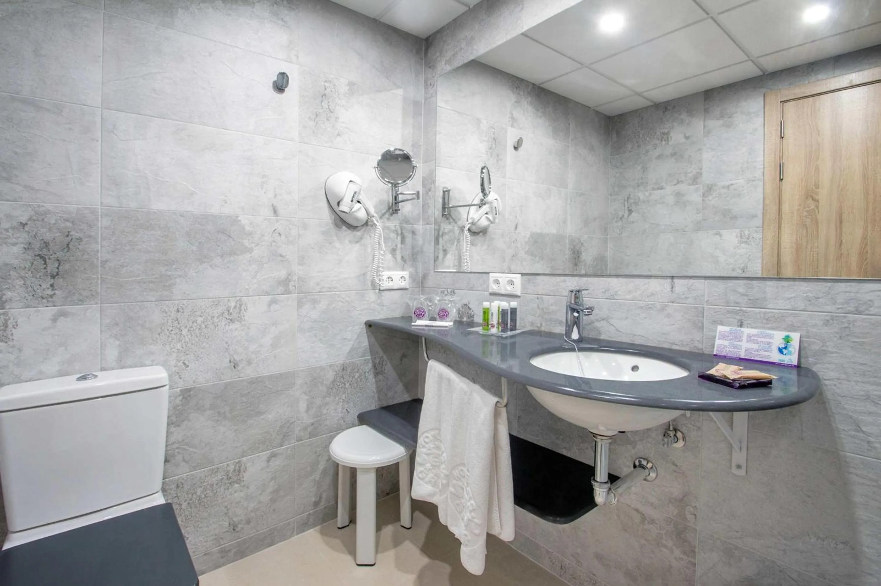 Bathroom in Hotel Servigroup Koral Beach 4 Sup