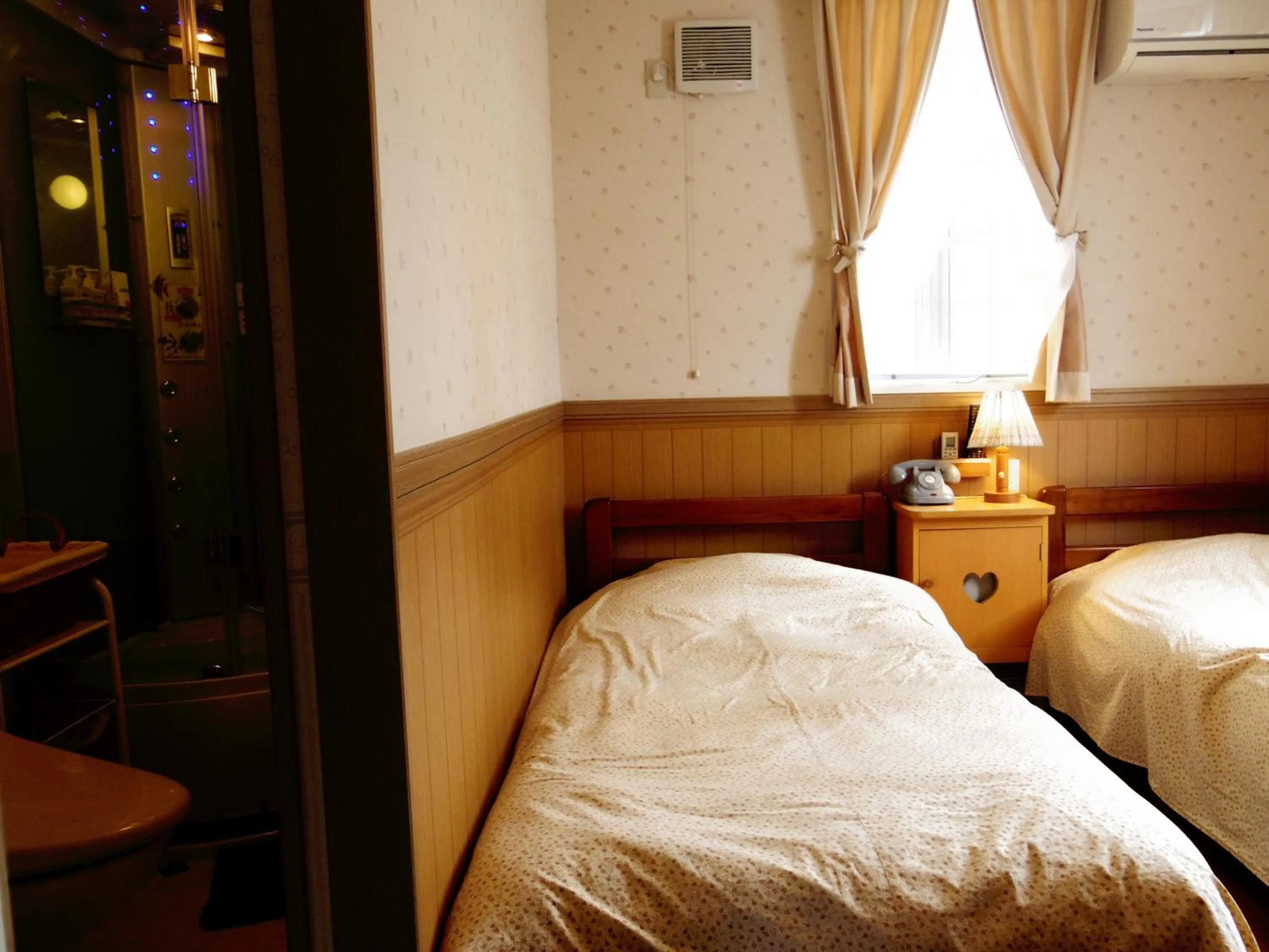 Shower, Bed in Pension Yumekukan