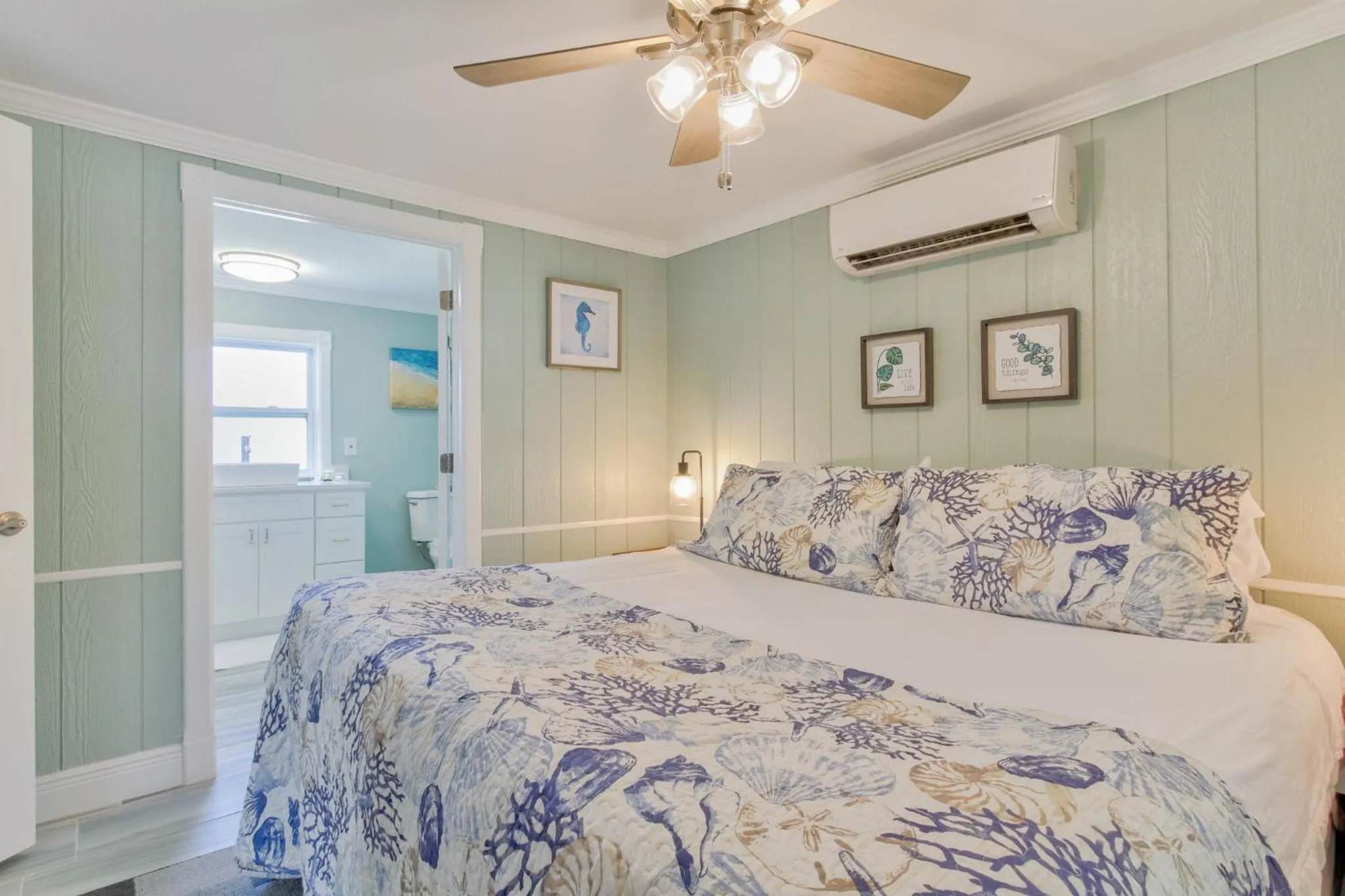 Bedroom, Bed in Pirates Pointe Resort