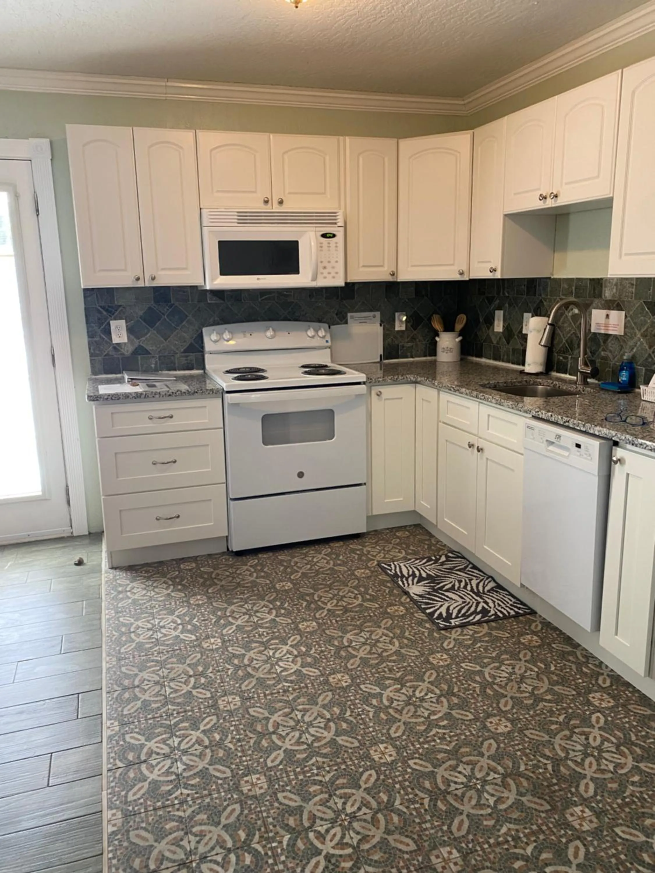 Kitchen or kitchenette in Pirates Pointe Resort