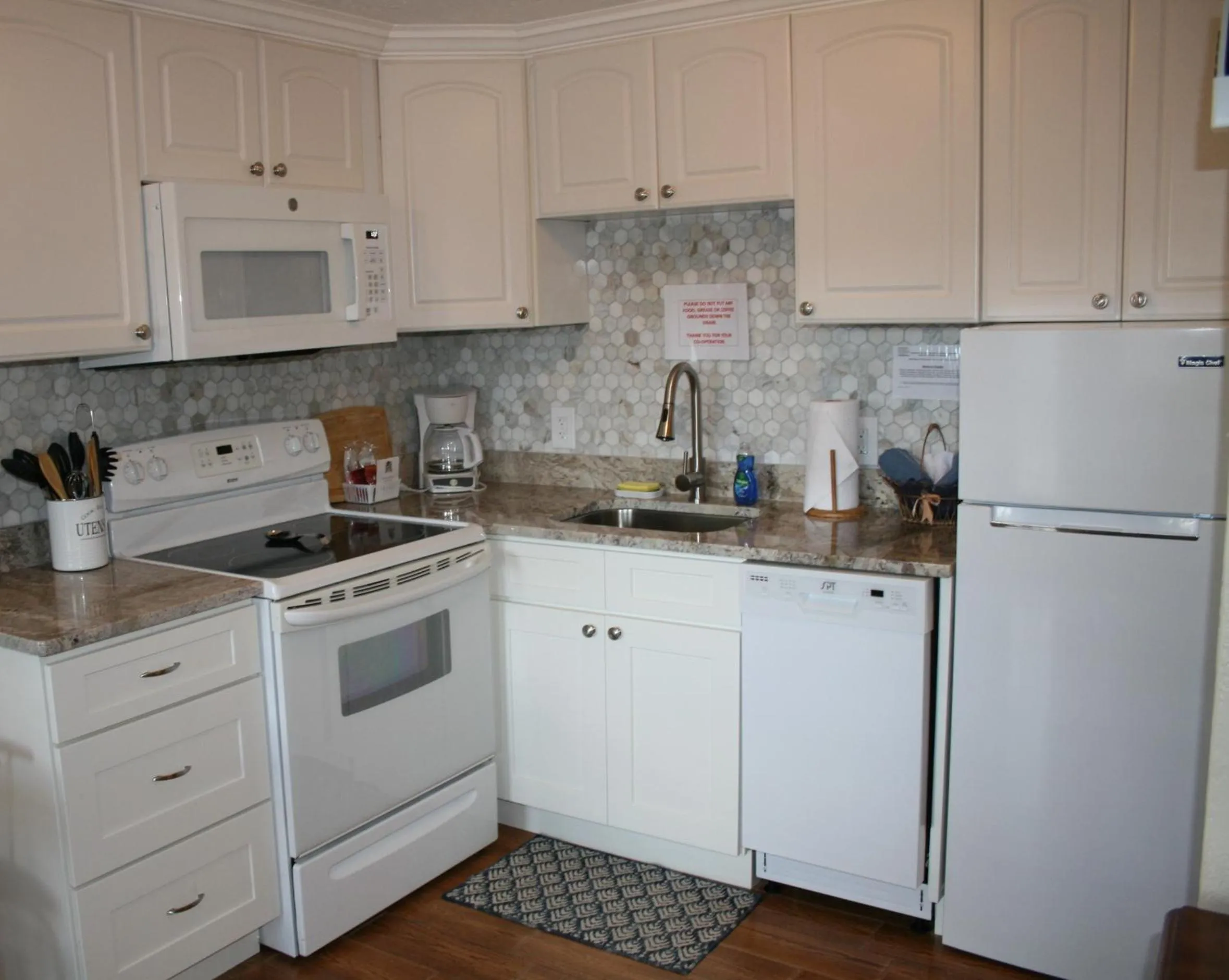 Kitchen or kitchenette in Pirates Pointe Resort