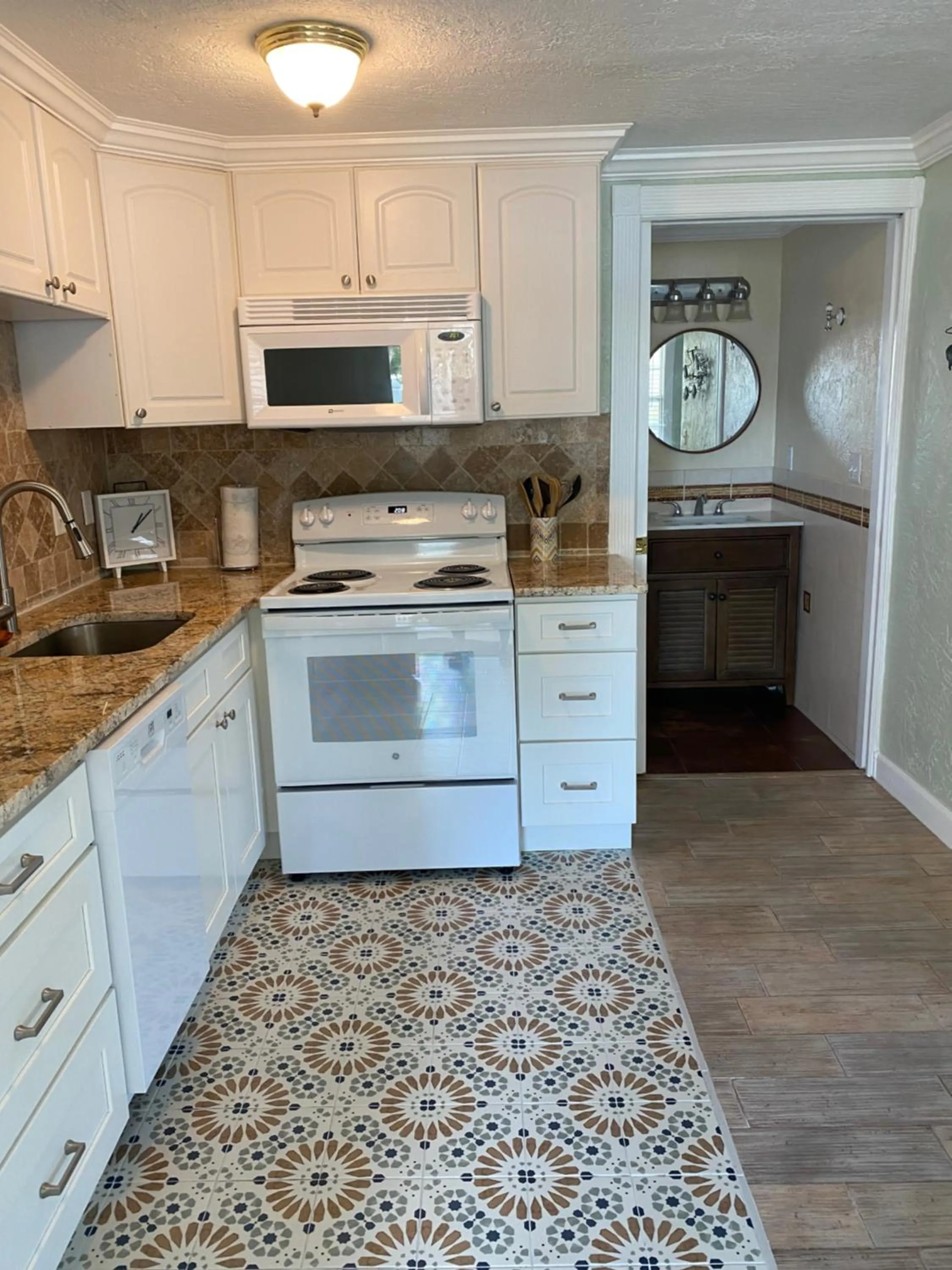 Kitchen or kitchenette in Pirates Pointe Resort