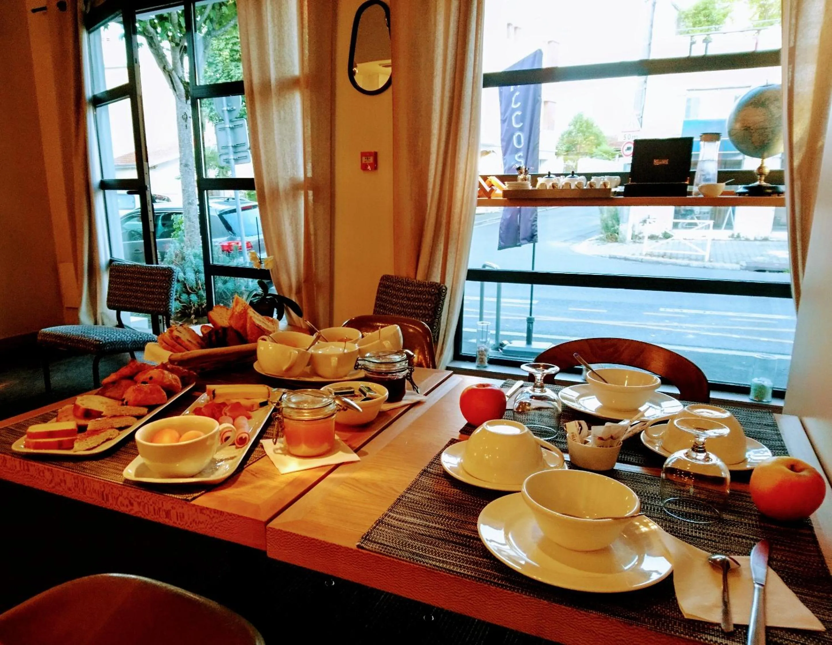 Buffet breakfast in Accostage Hôtel Plage de la Concurrence