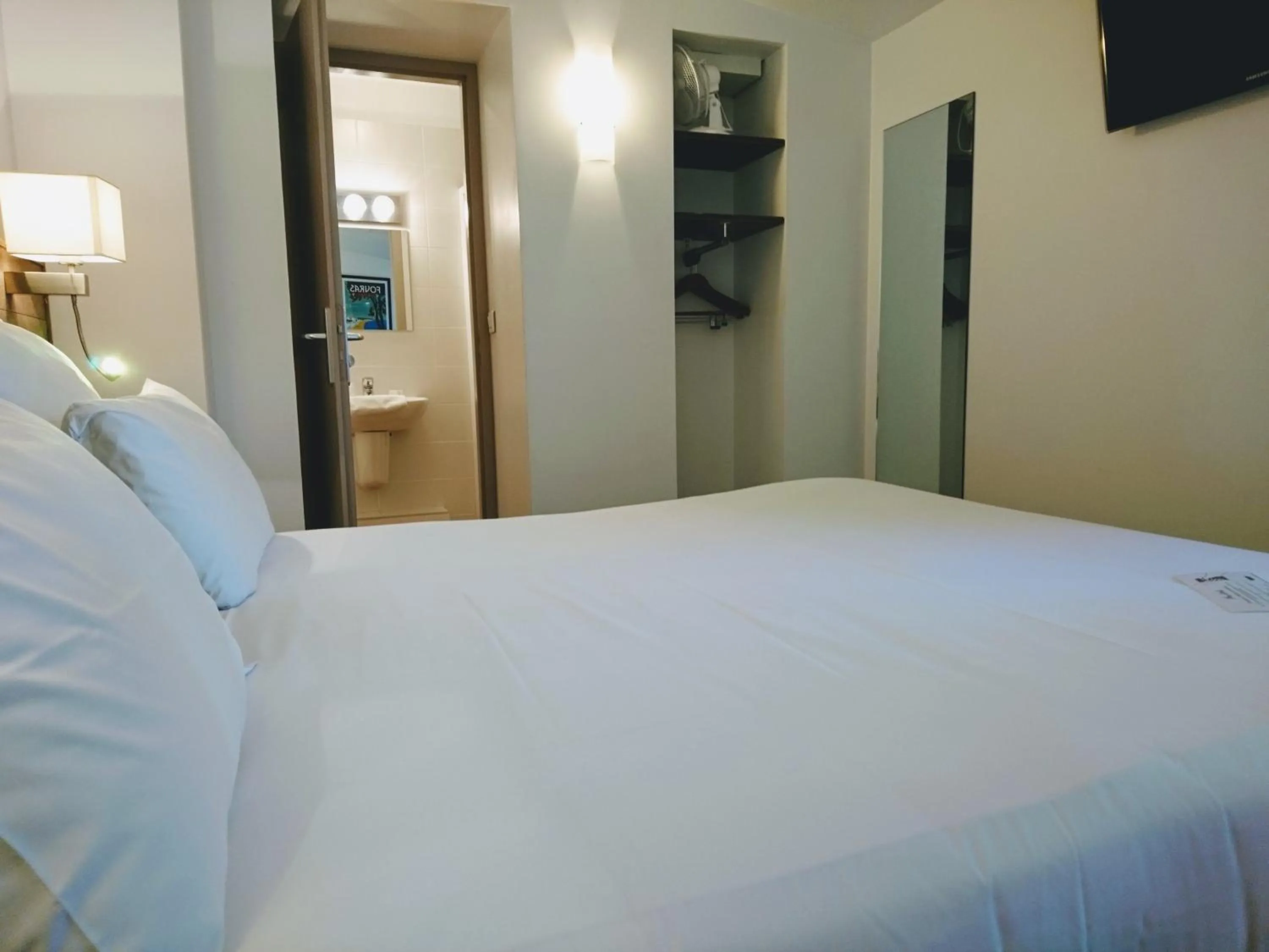 Photo of the whole room, Bed in Accostage Hôtel Plage de la Concurrence