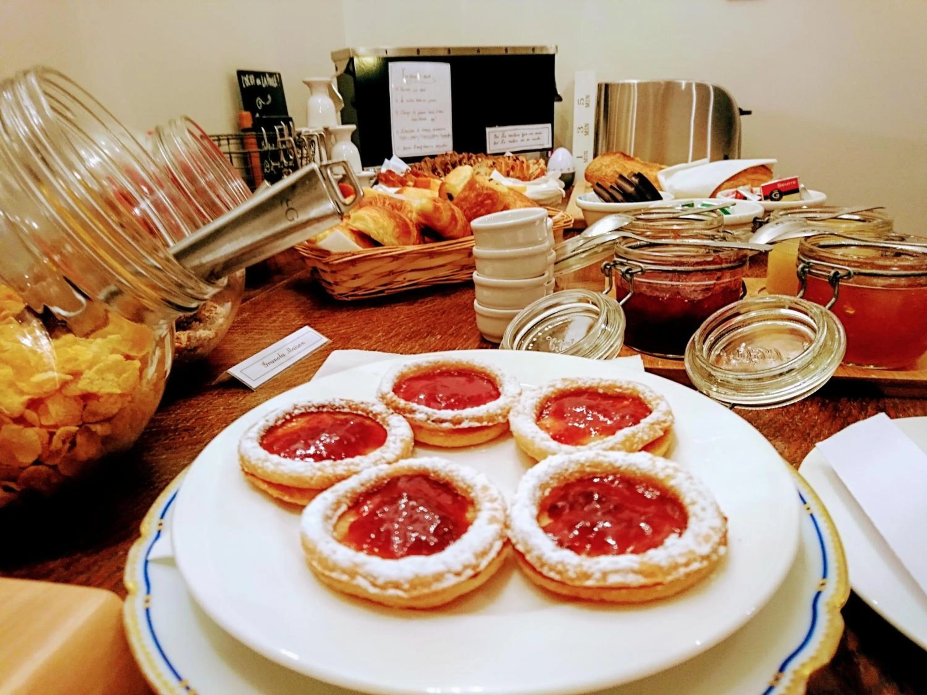 Buffet breakfast in Accostage Hôtel Plage de la Concurrence