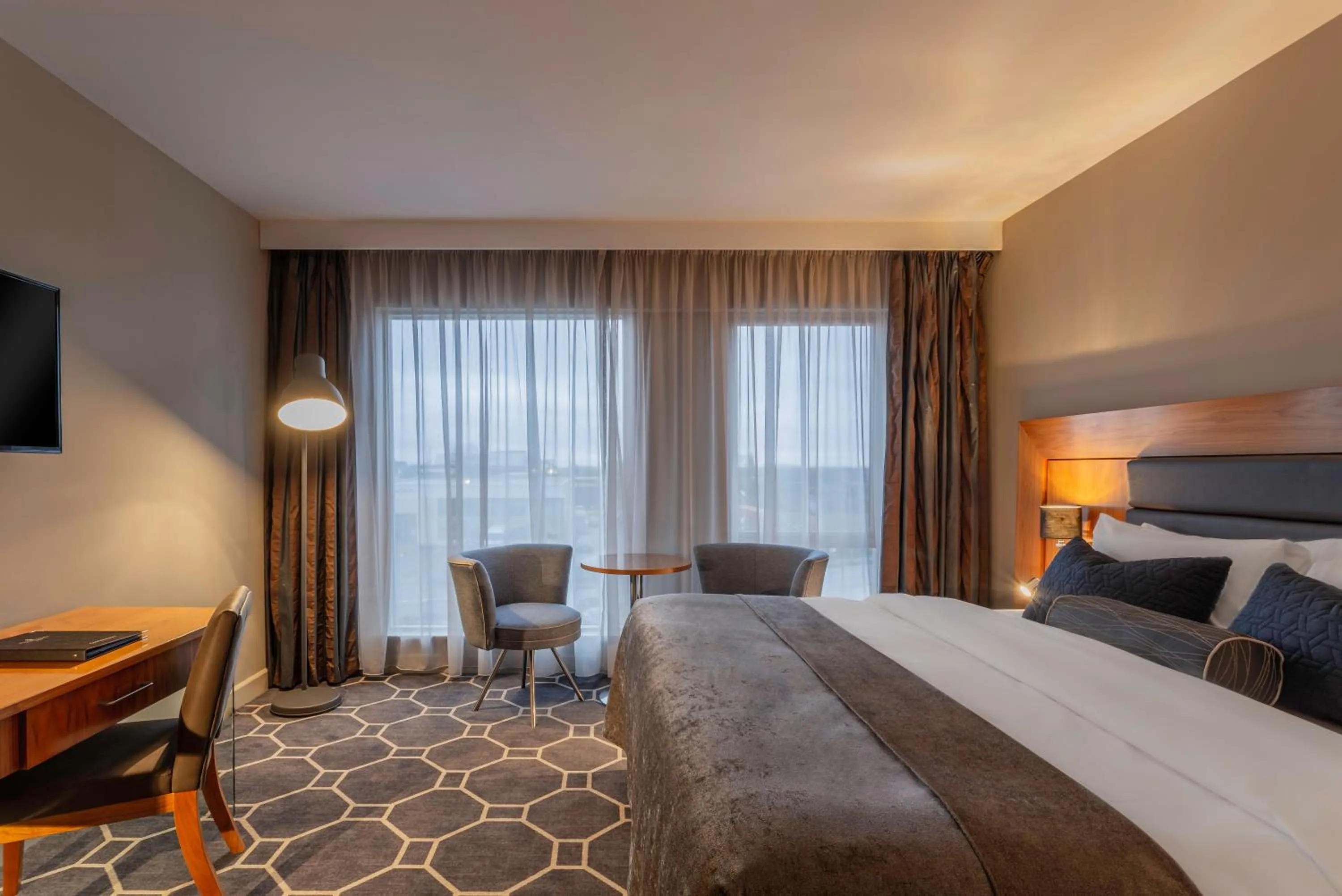 Bedroom, Bed in Athlone Springs Hotel