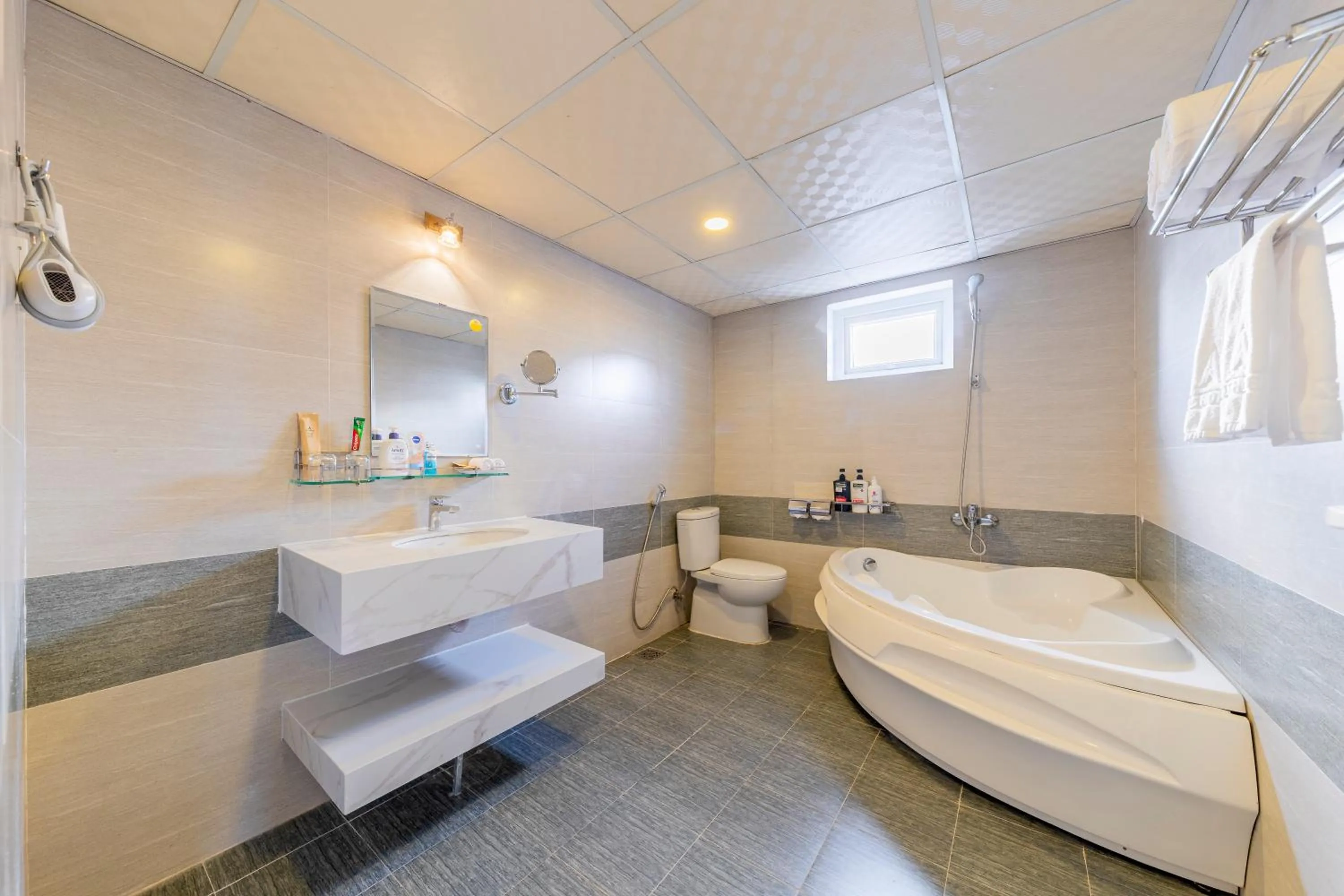 Bath in A25 Hotel -137 Nguyễn Du - Đà Nẵng