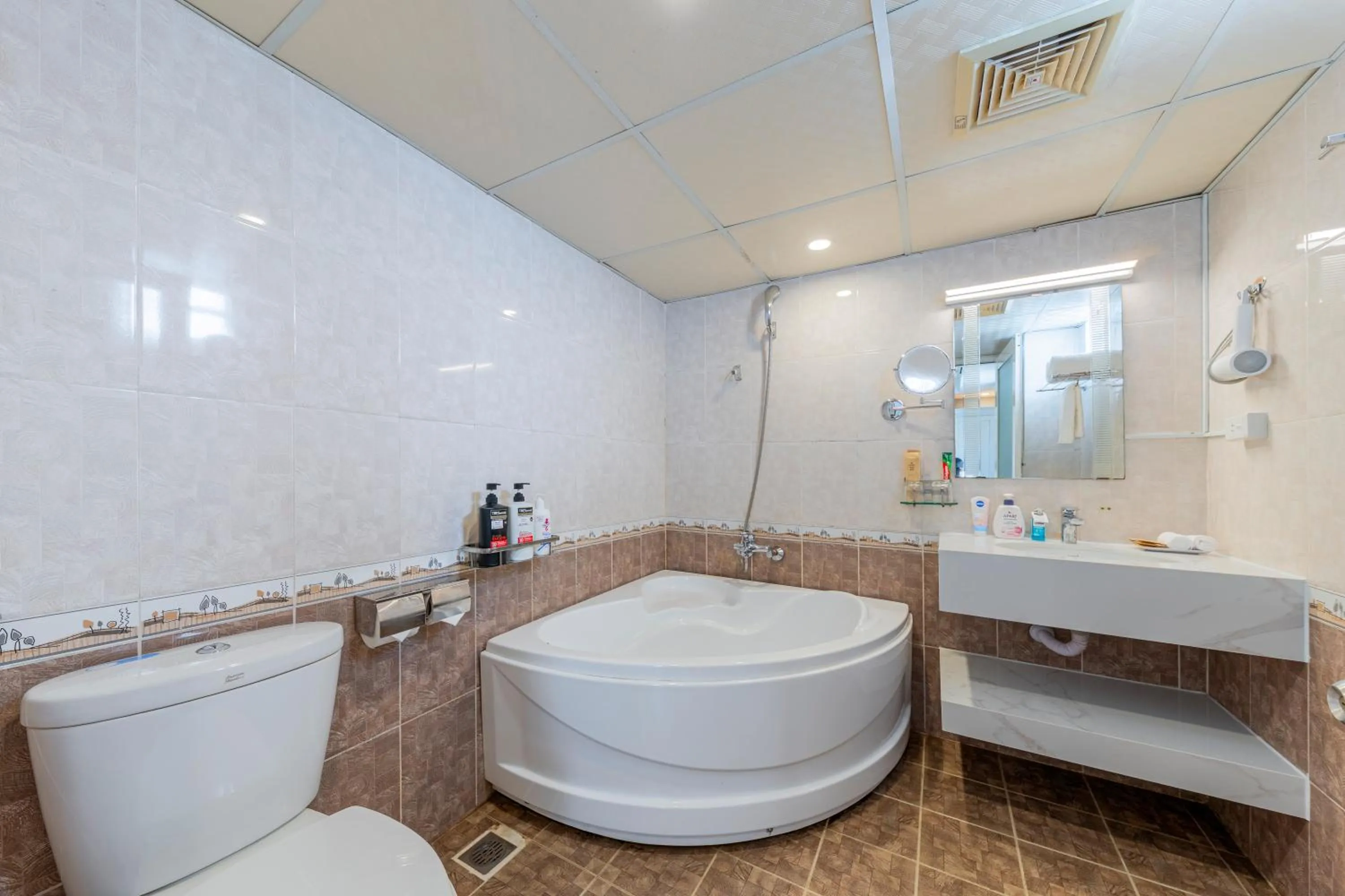 Bath in A25 Hotel -137 Nguyễn Du - Đà Nẵng