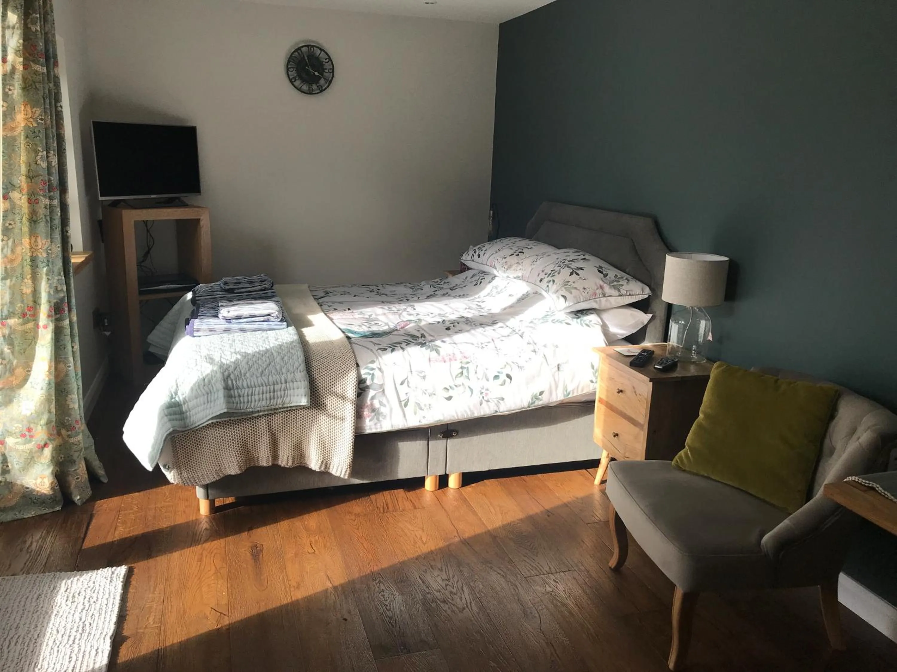 Bed in Corner House Luxury BnB